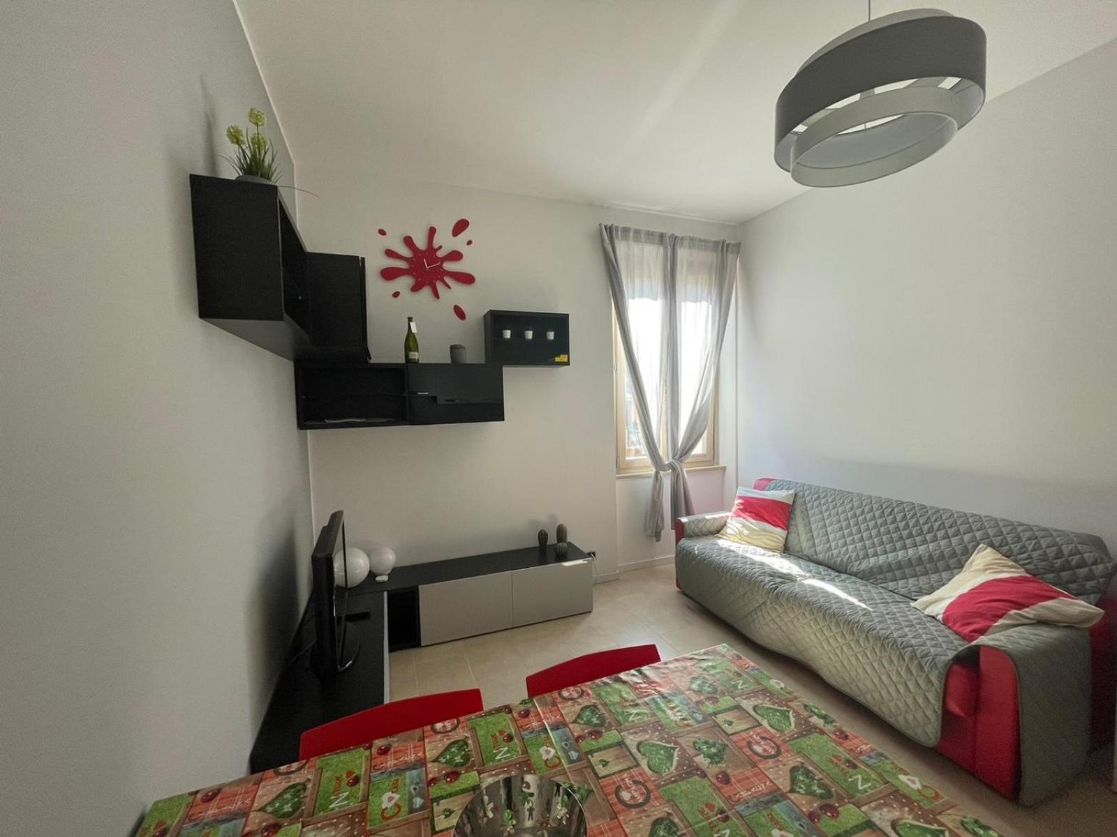 One-Bedroom Apartment with Balcony and City View photo 2