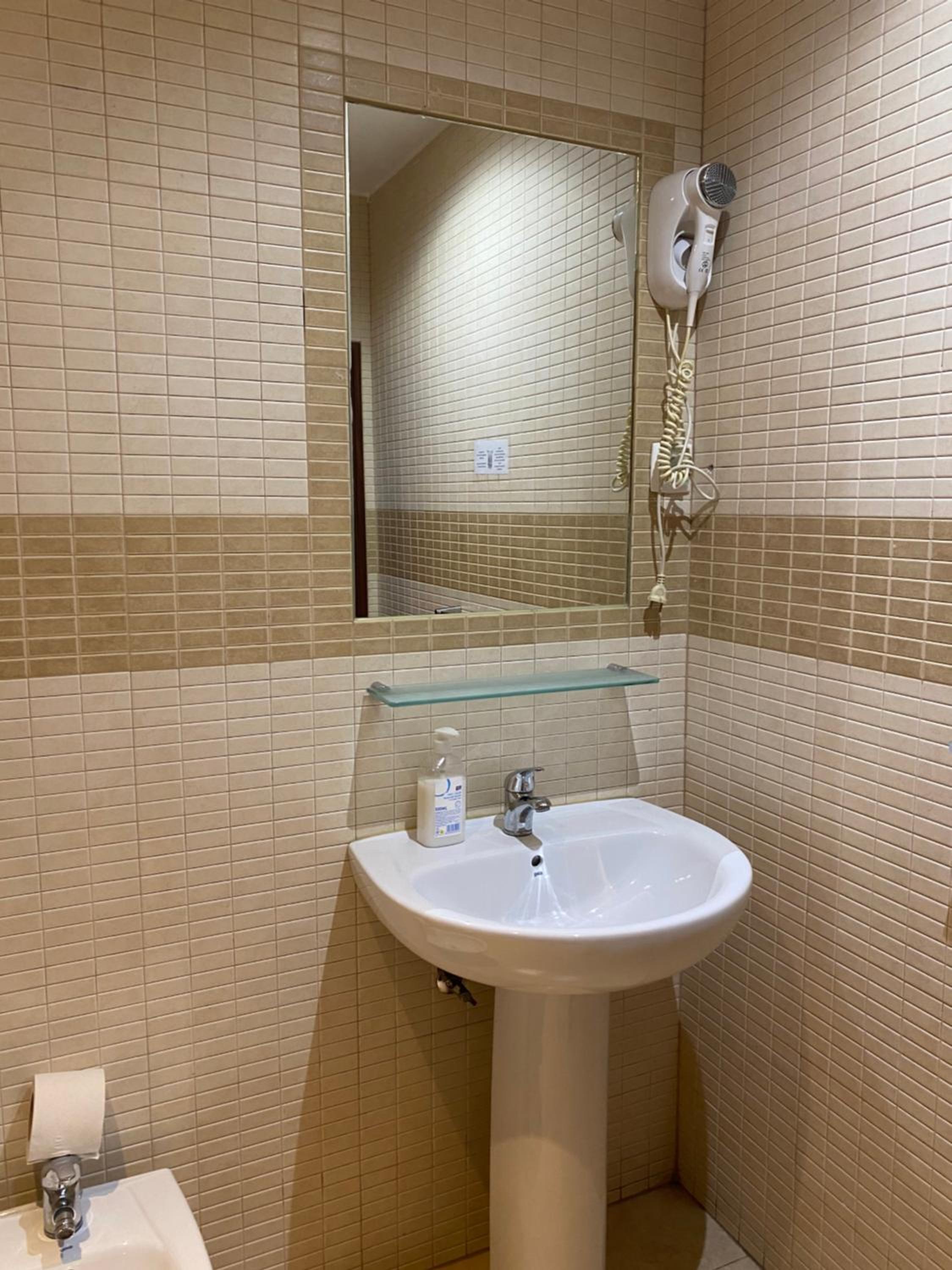 Double or Twin Room with Private Bathroom - Photo 11
