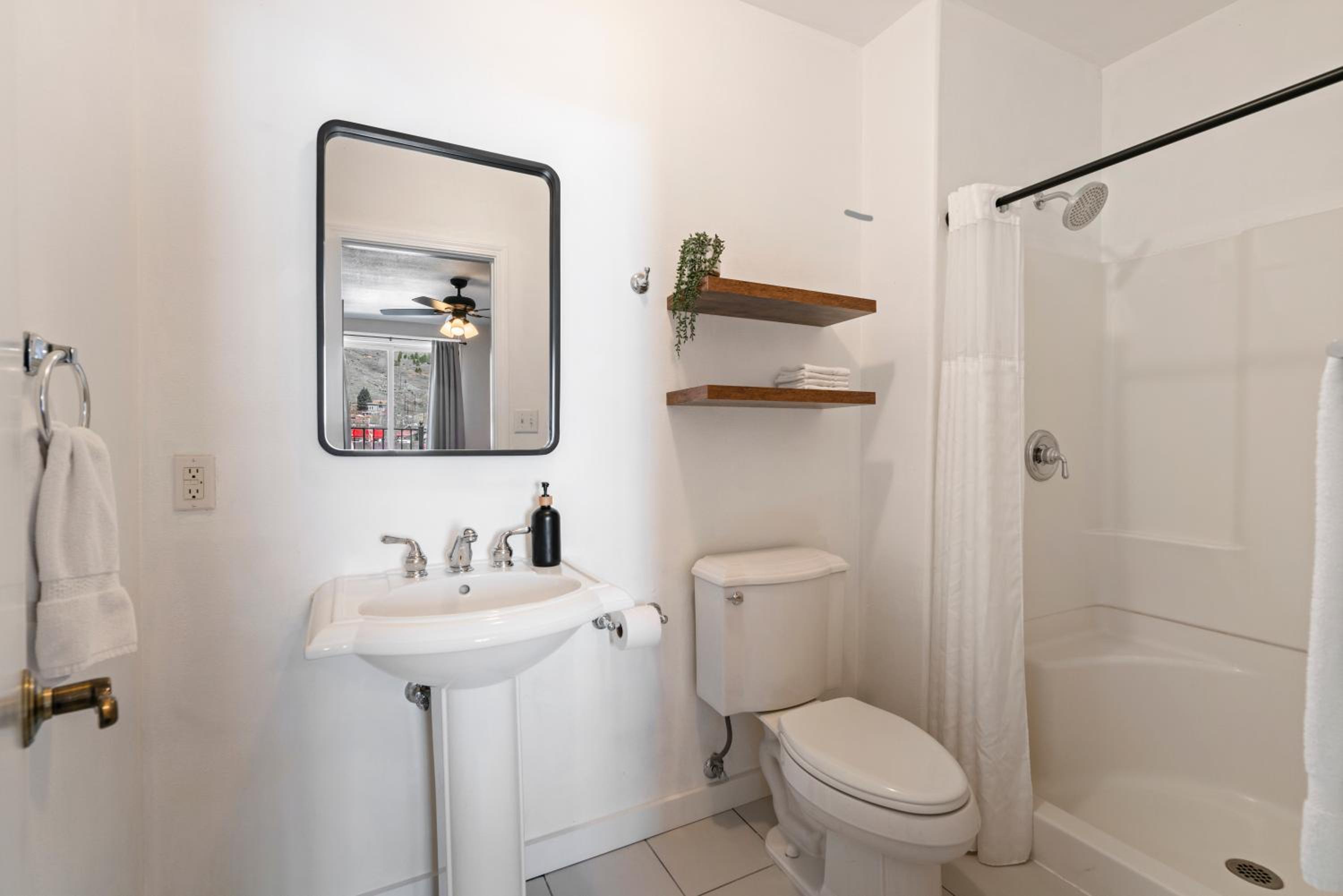 Queen Suite - Photo 8