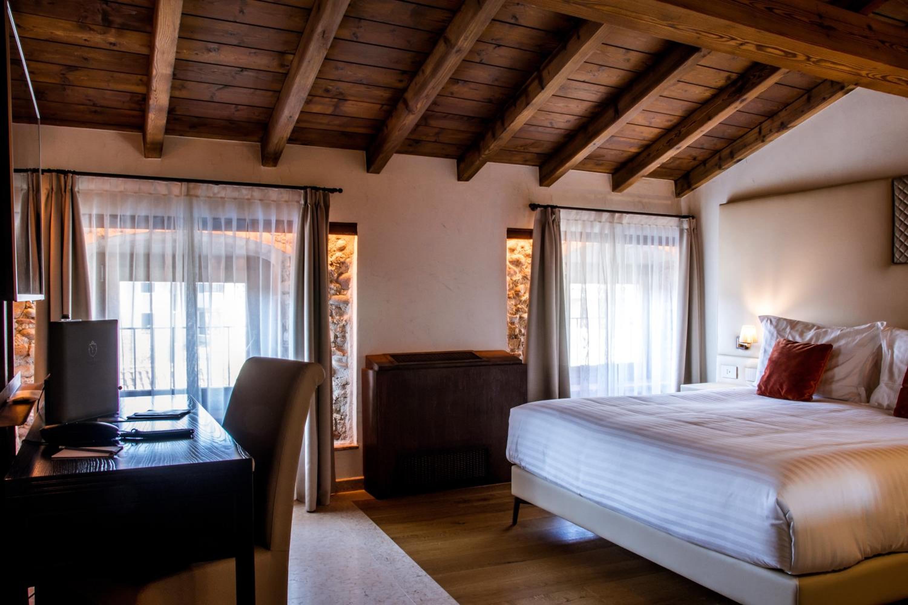 Deluxe Room - Photo 5