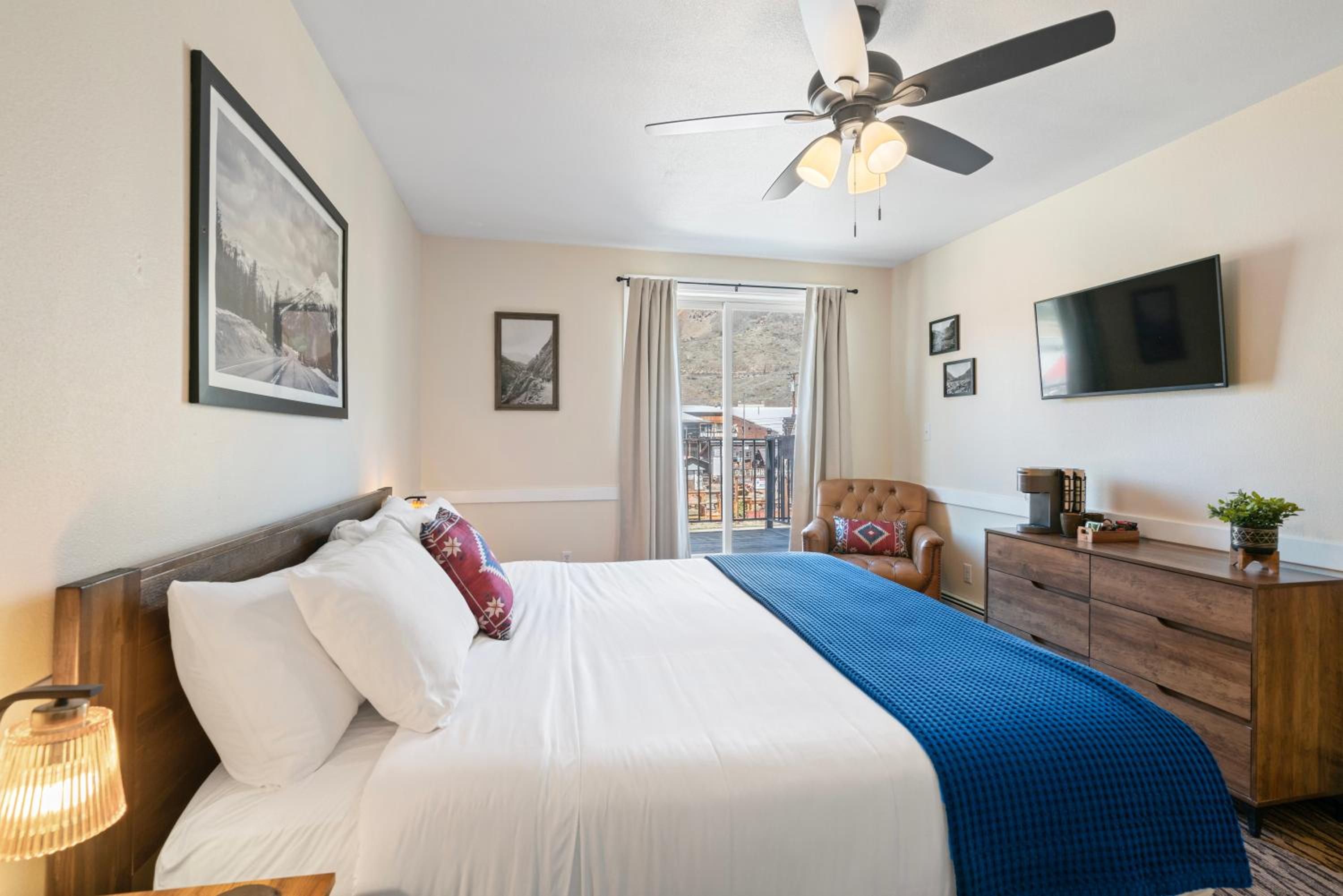 Queen Suite - Photo 1