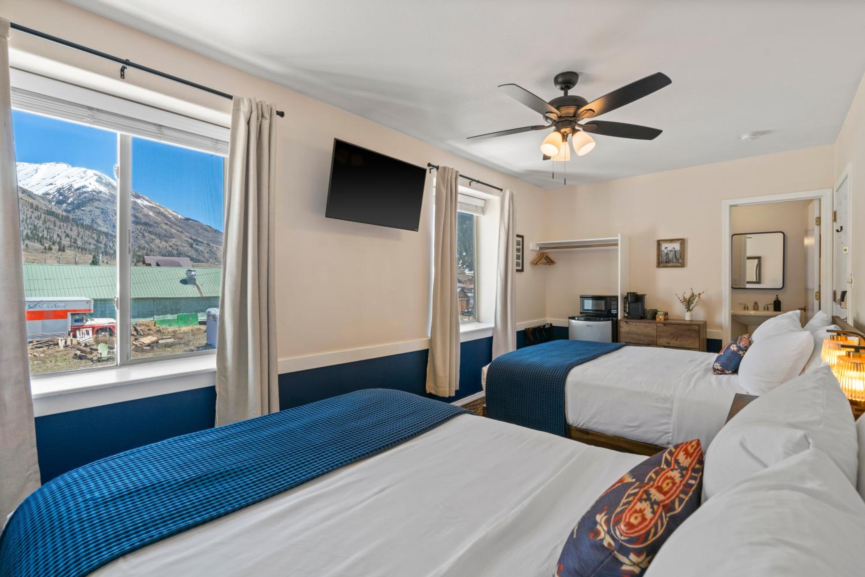Deluxe Queen Room with Two Queen Beds photo 3