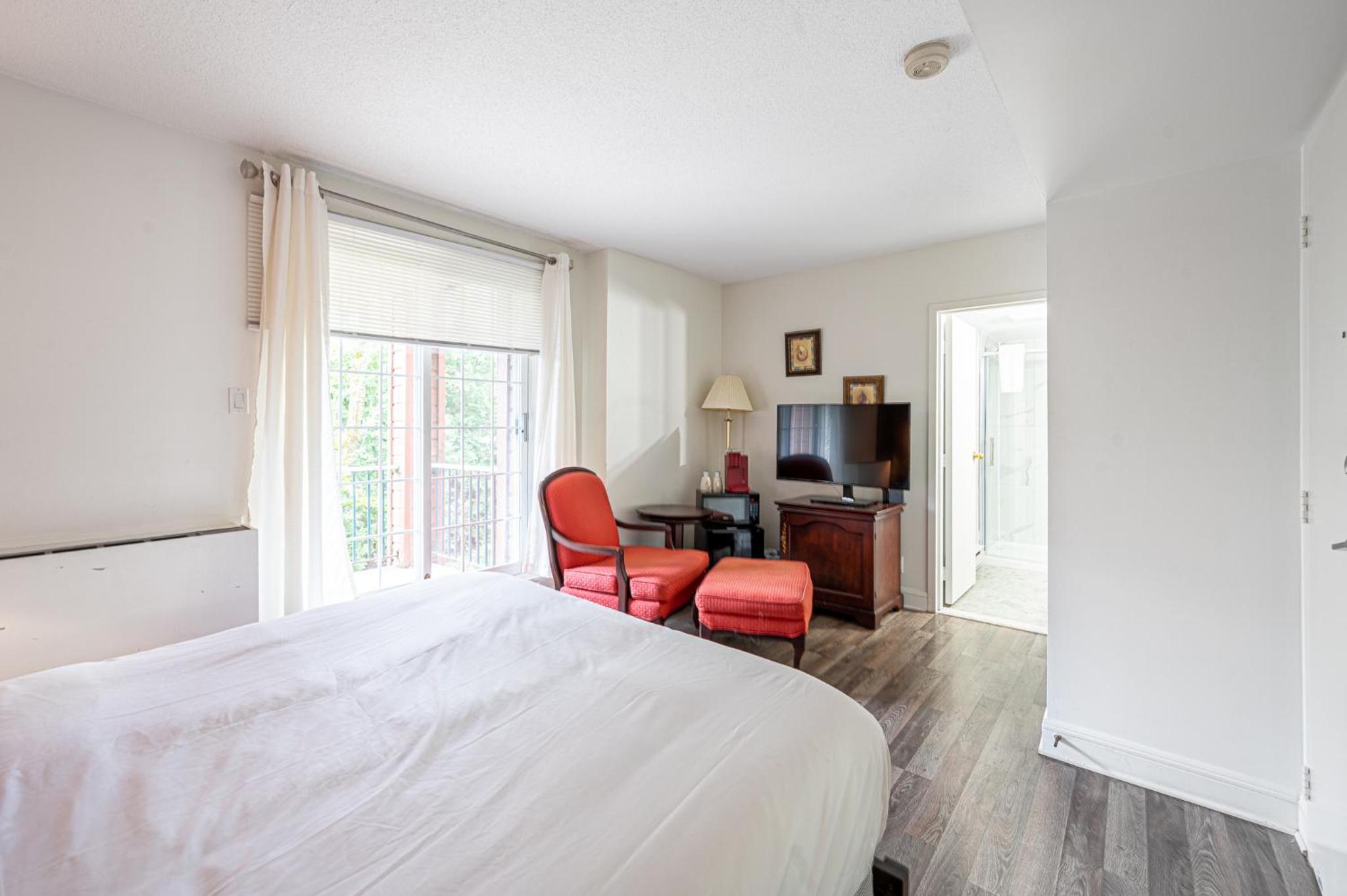 Deluxe Double Room with Balcony photo 3