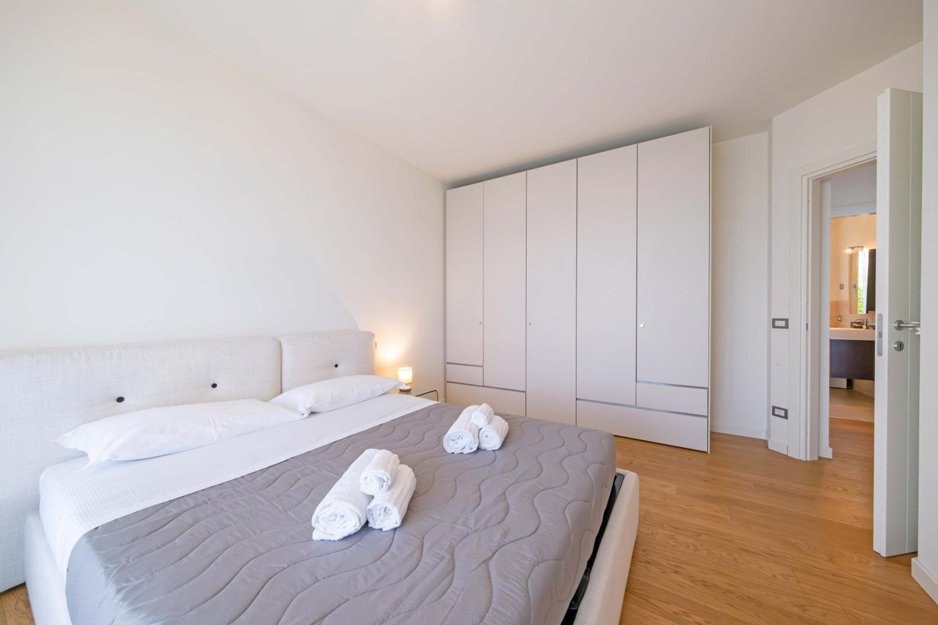 Three-Bedroom Apartment with Lake View photo 3