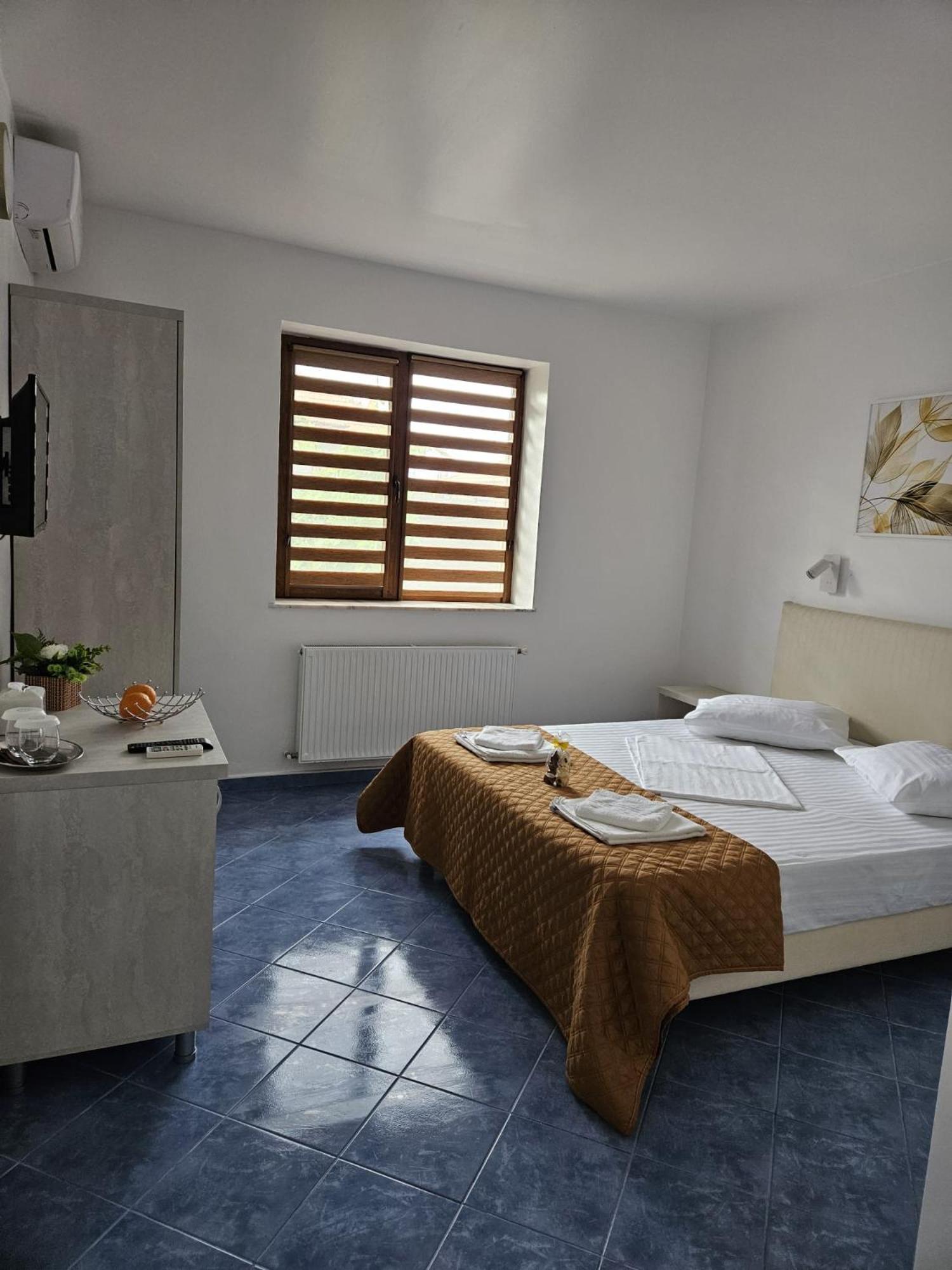 Standard Double Room - Photo 2