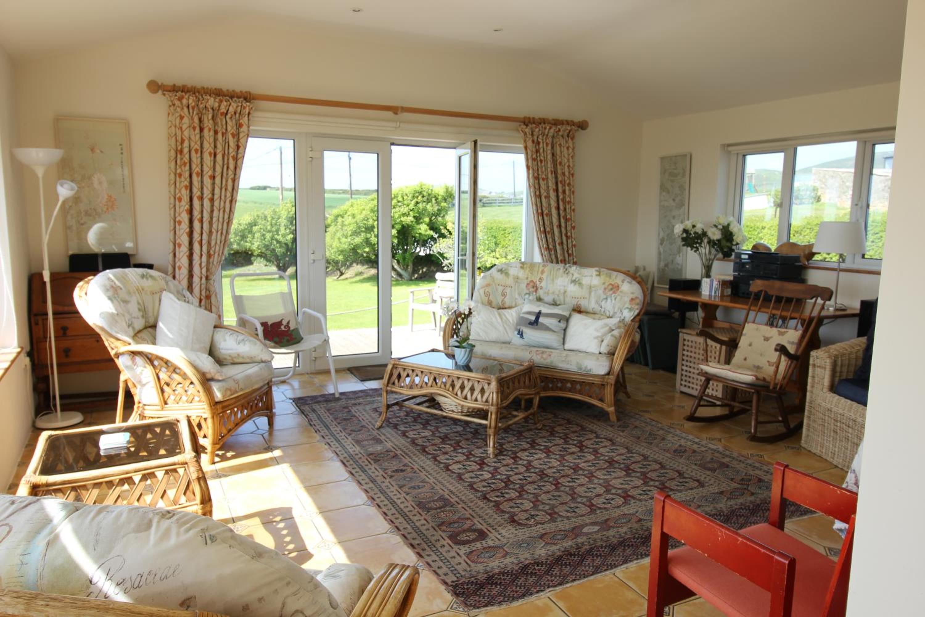 Six-Bedroom House photo 3