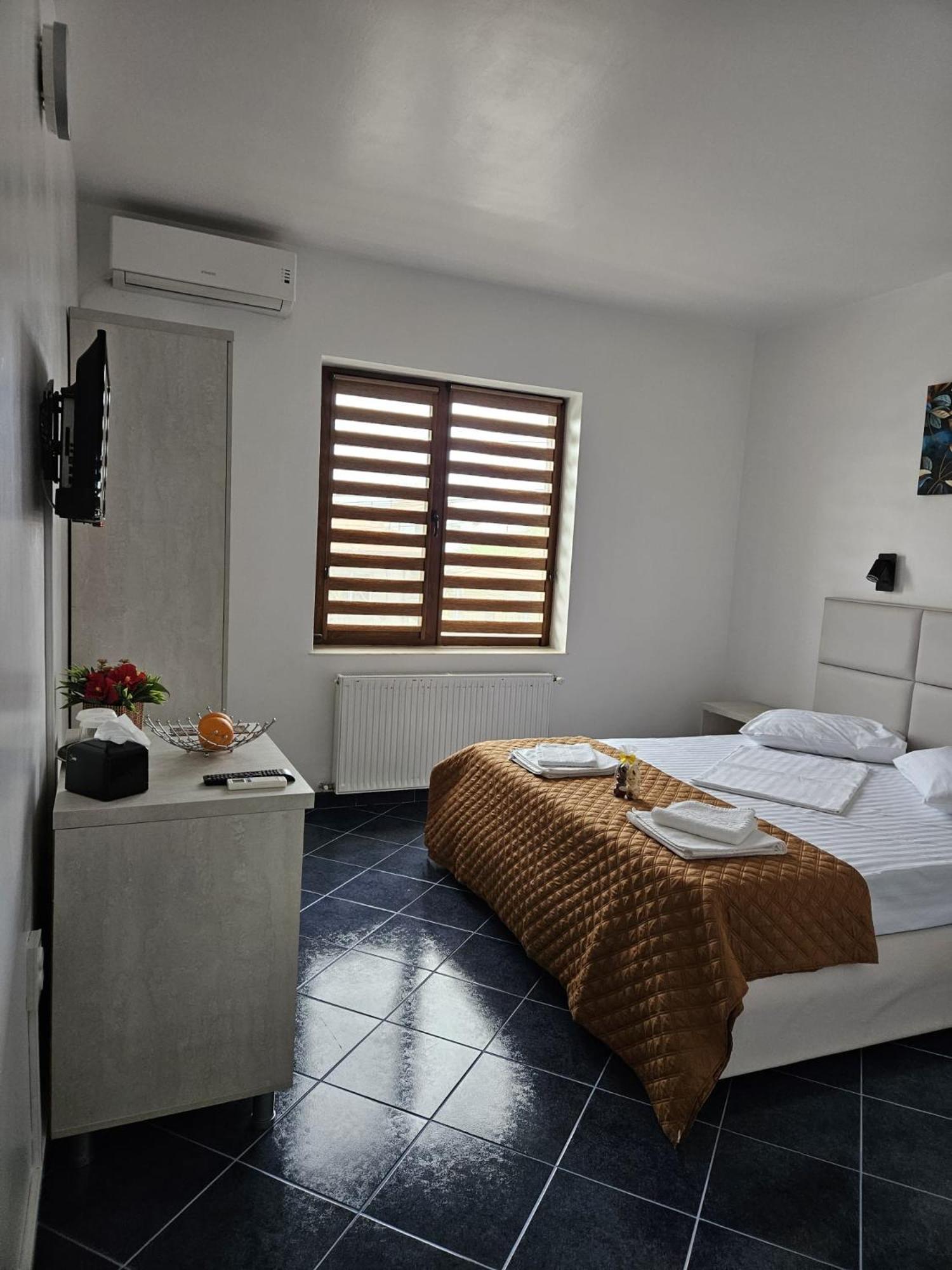 Standard Double Room - Photo 4