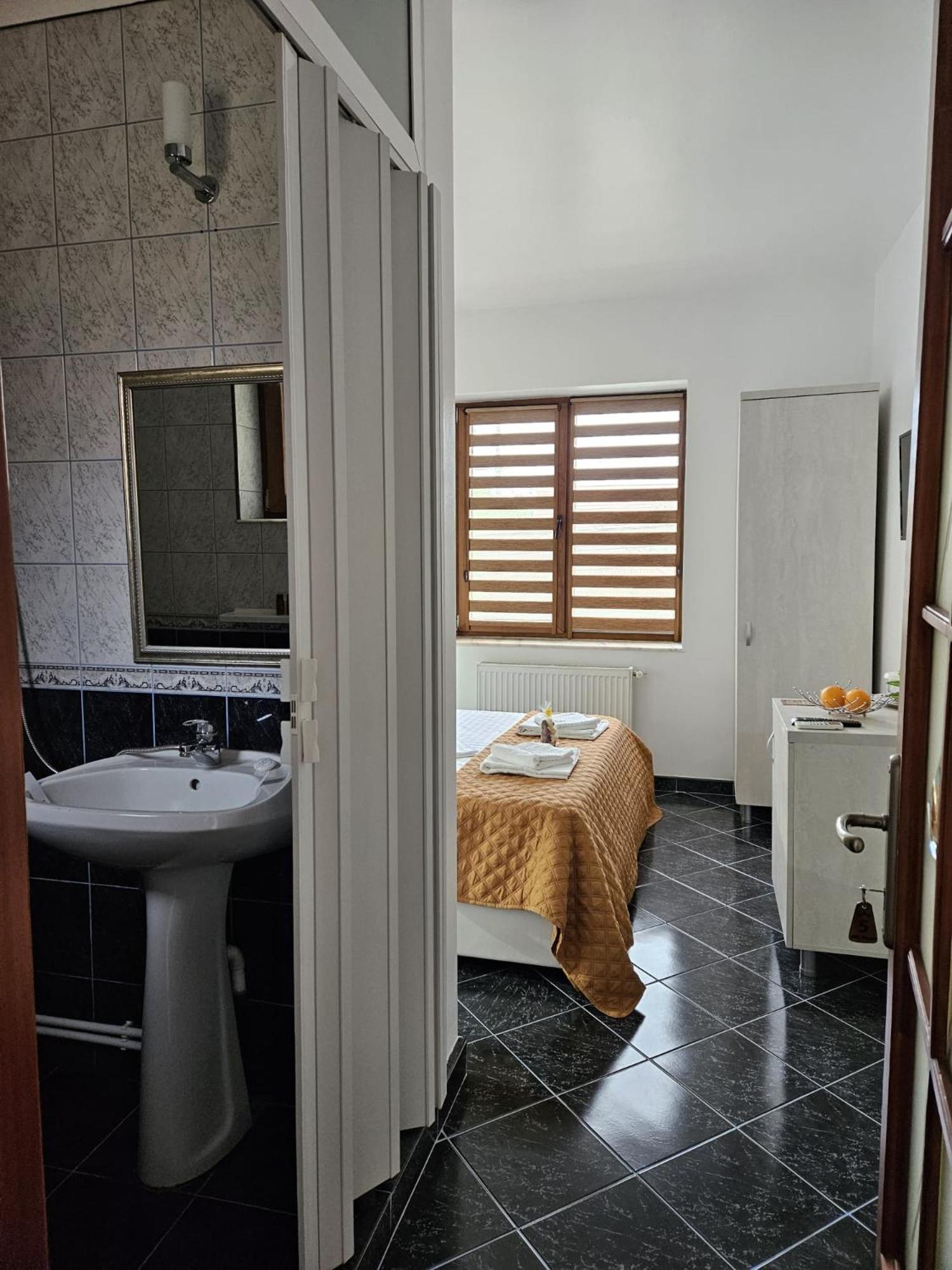 Standard Double Room - Photo 5