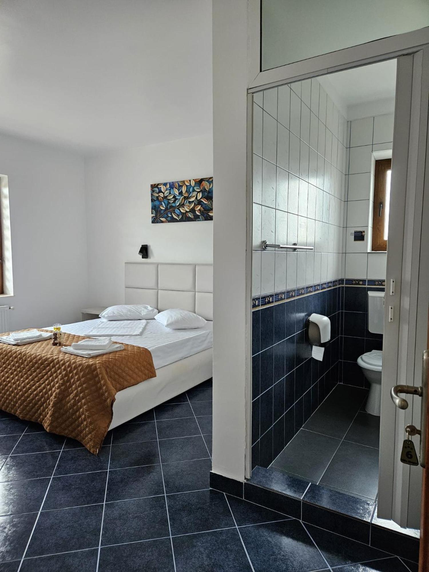 Standard Double Room - Photo 8