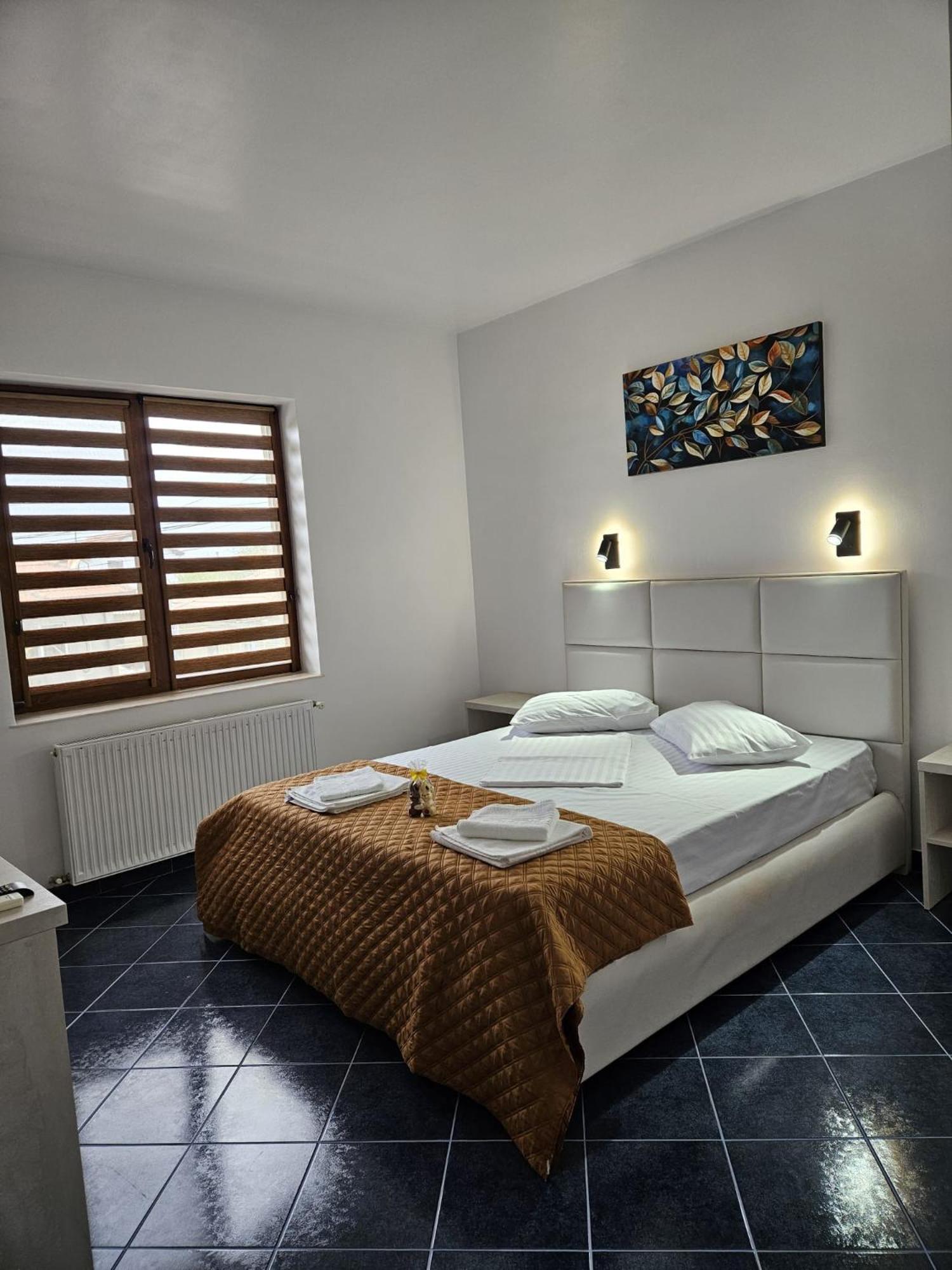 Standard Double Room - Photo 9