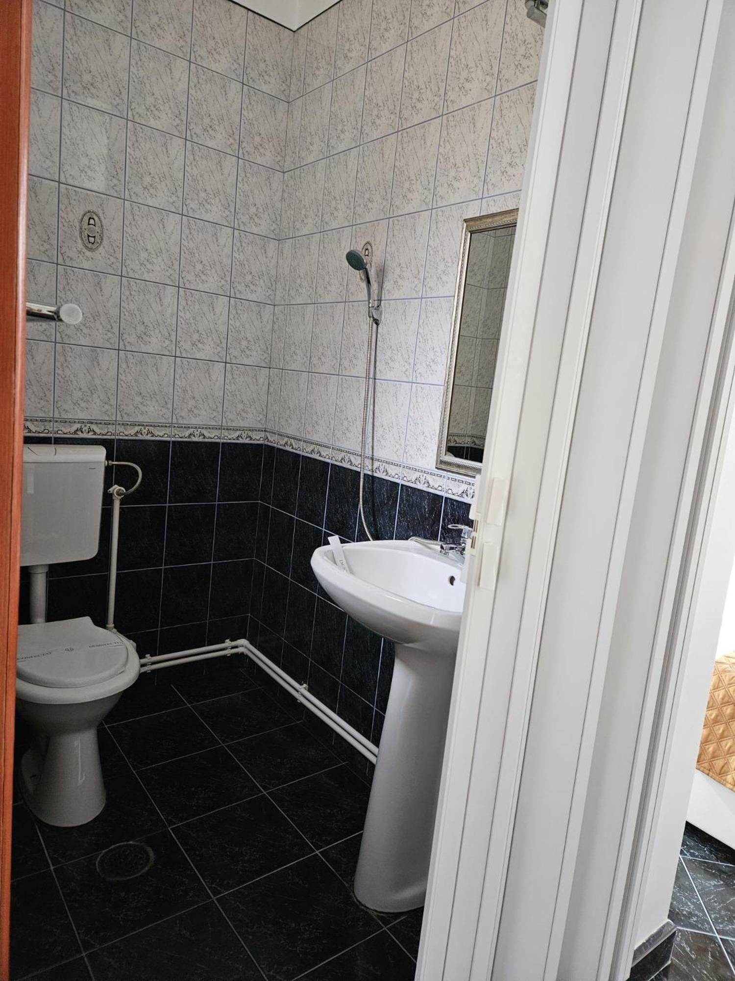 Standard Double Room - Photo 11