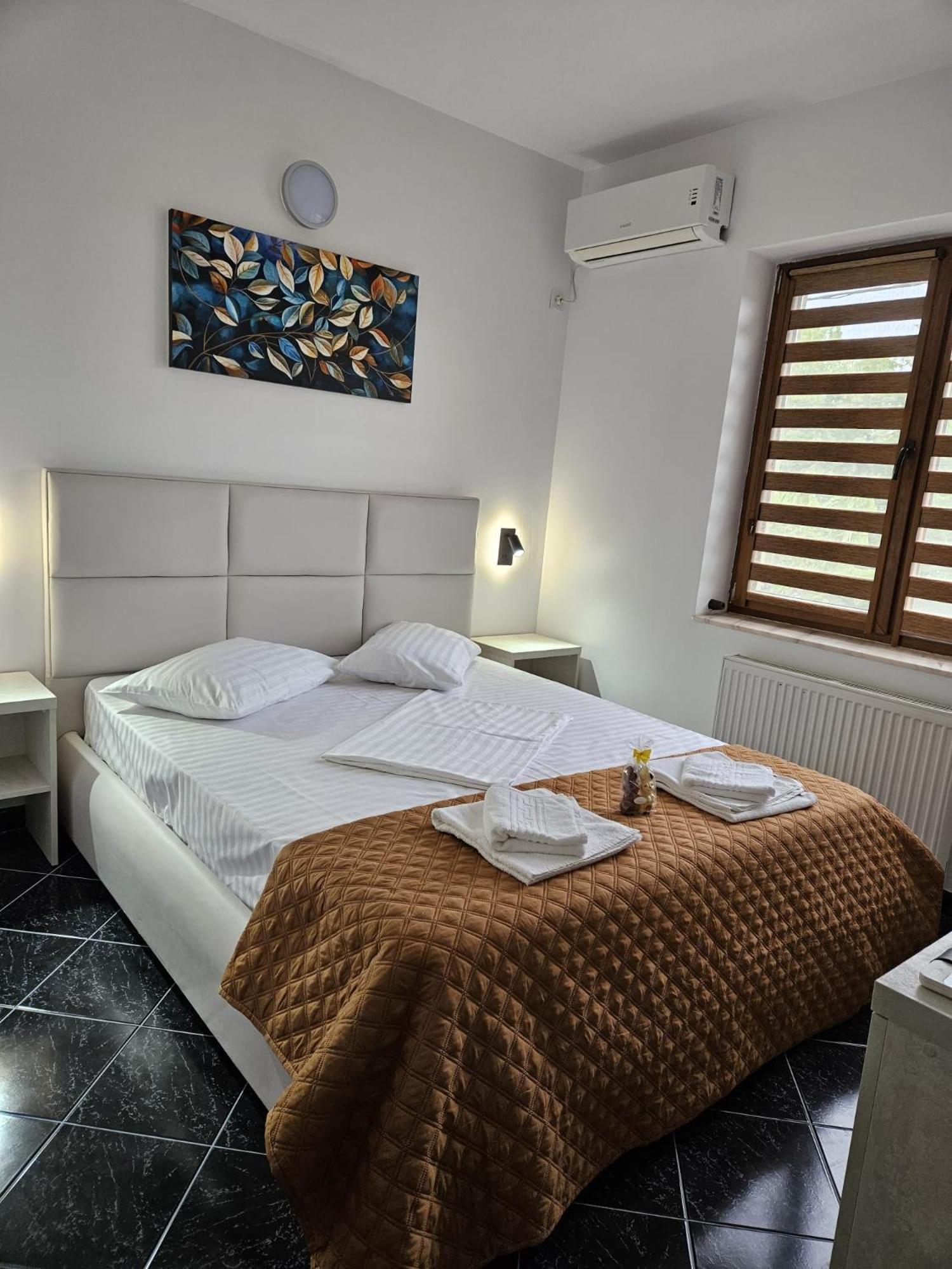 Standard Double Room - Photo 12