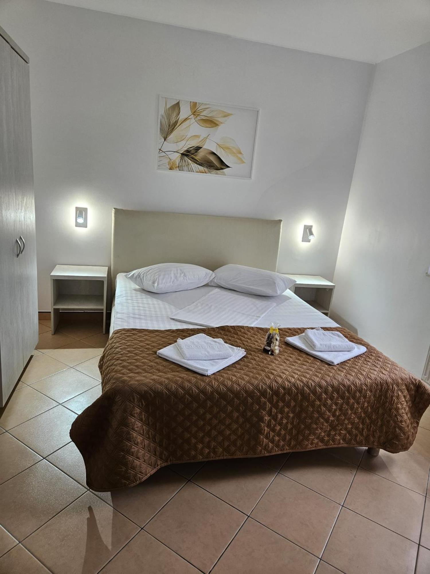 Standard Double Room - Photo 15