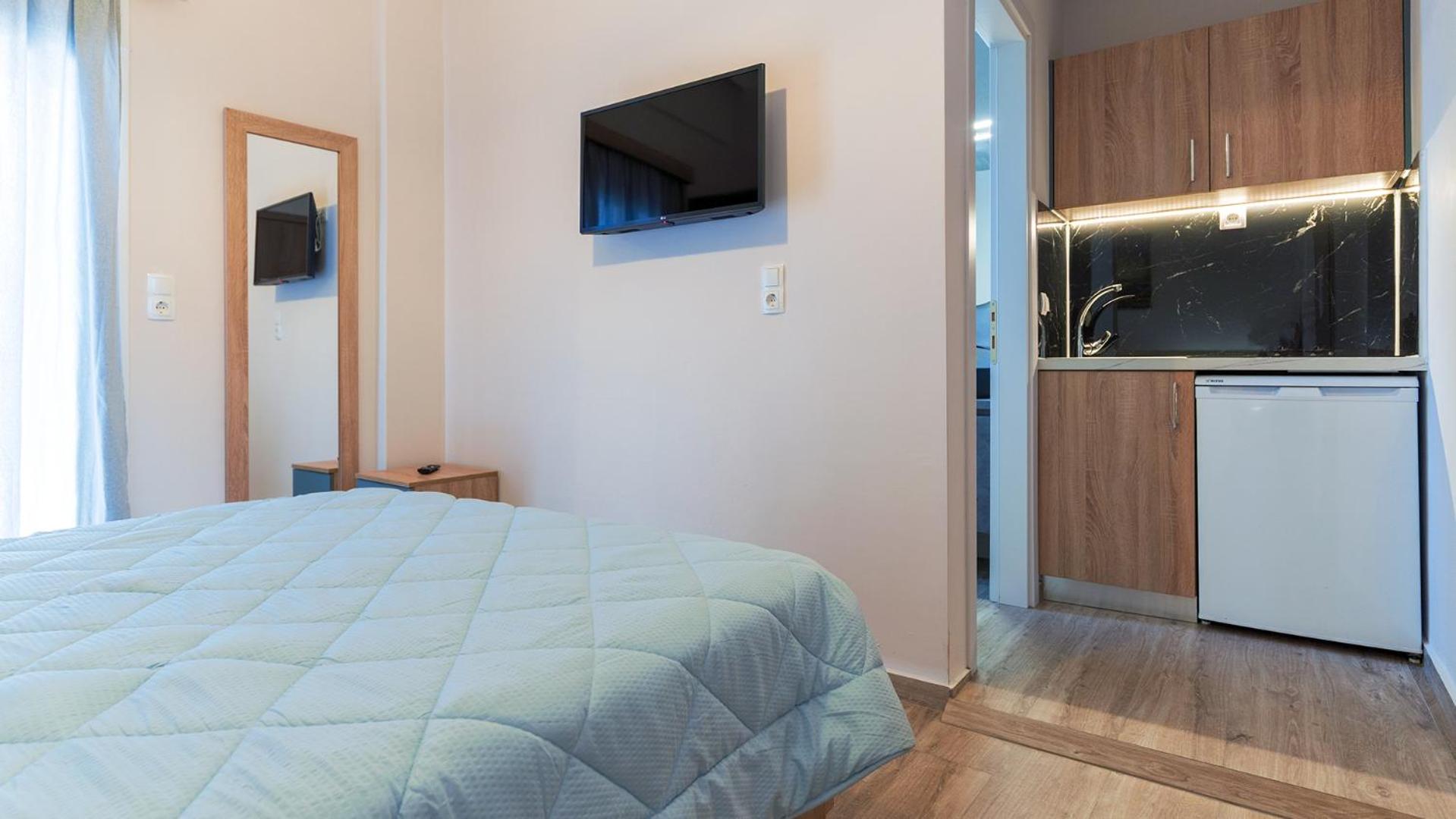 Deluxe Double Room with Side Sea View - Photo 1