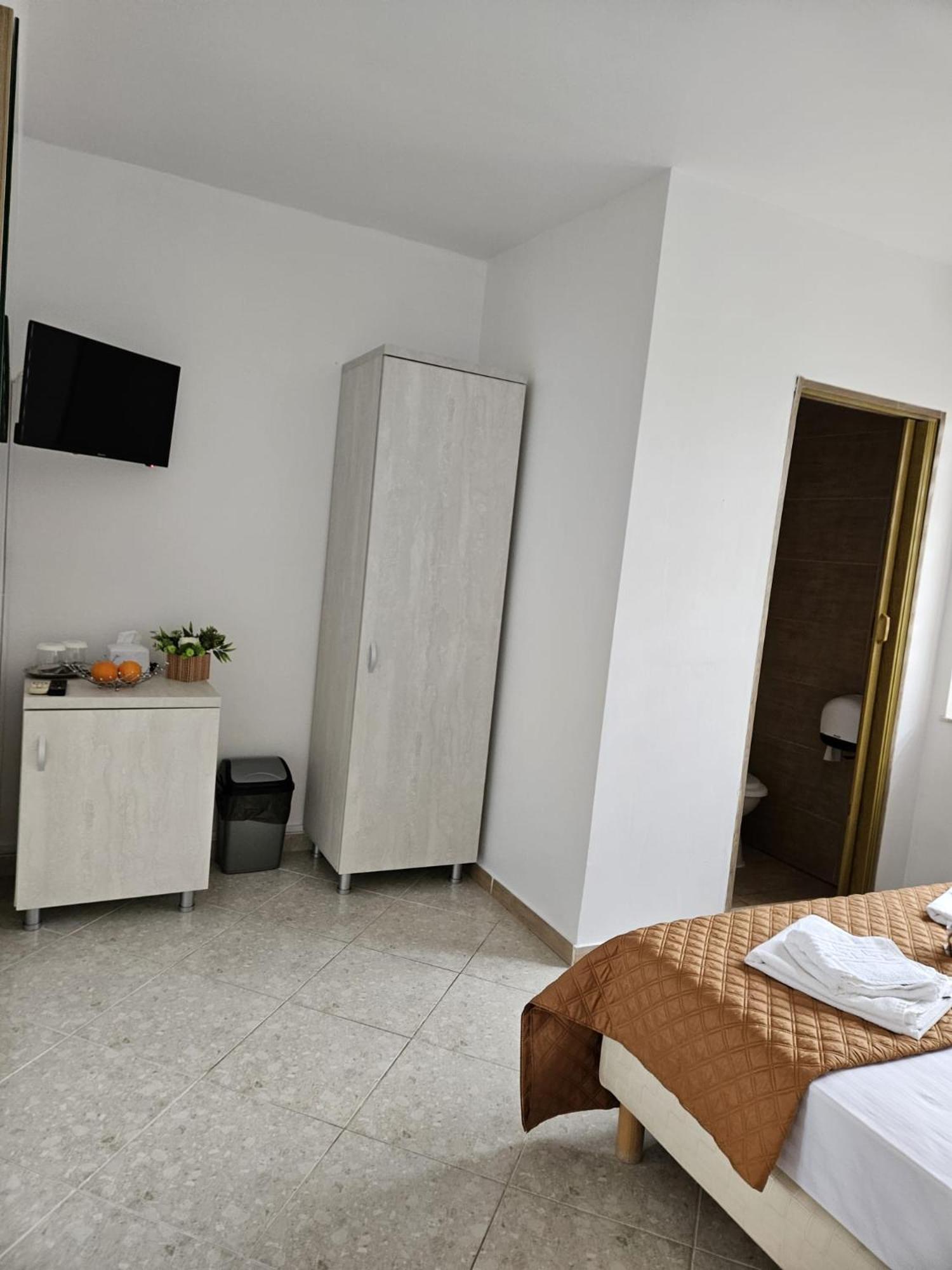 Standard Double Room - Photo 17
