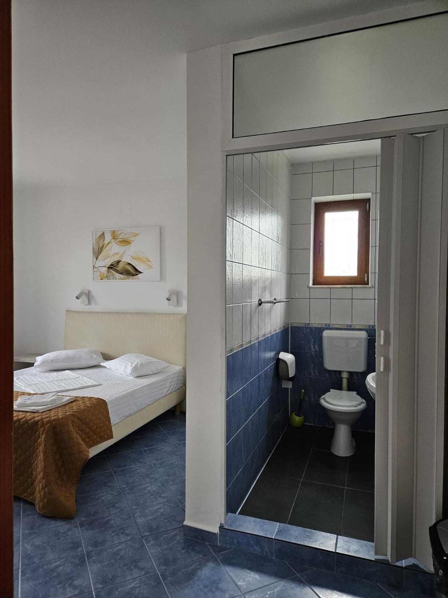 Standard Double Room - Photo 19