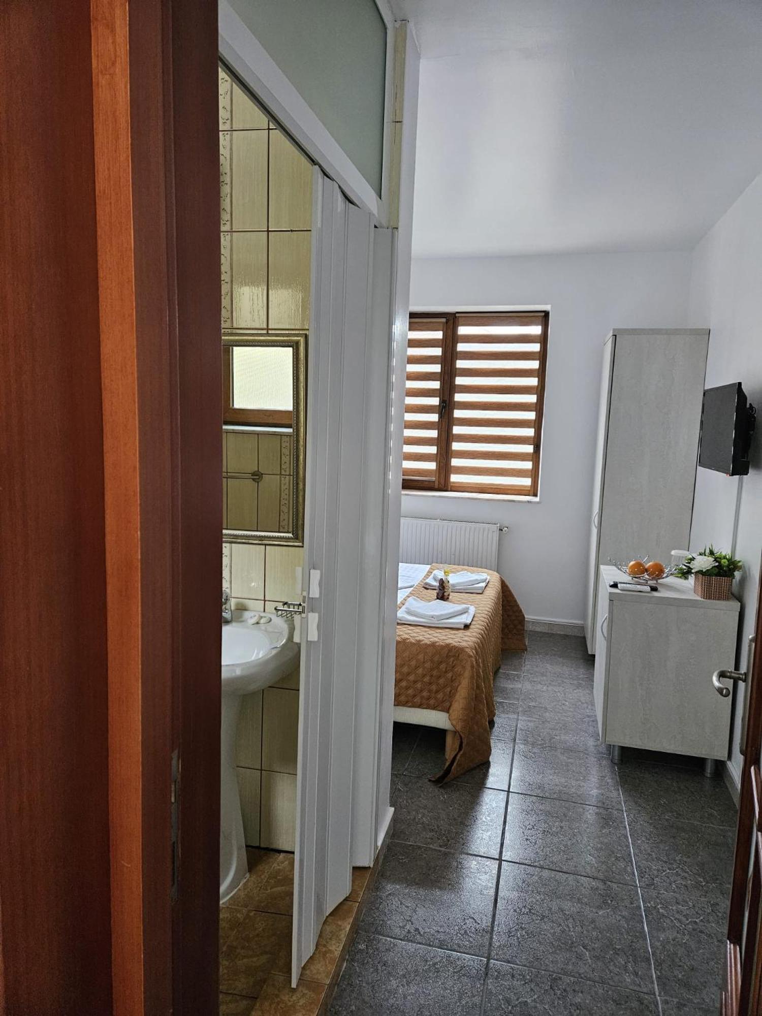 Standard Double Room - Photo 21