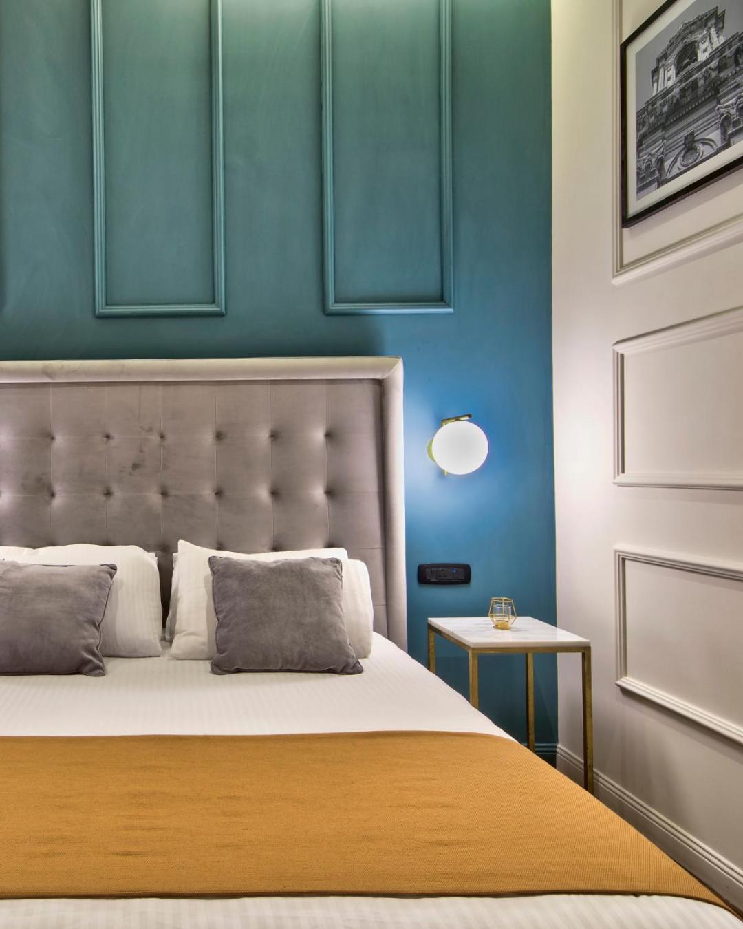 Deluxe double Room 2nd Floor Internal Courtyard Facing 14