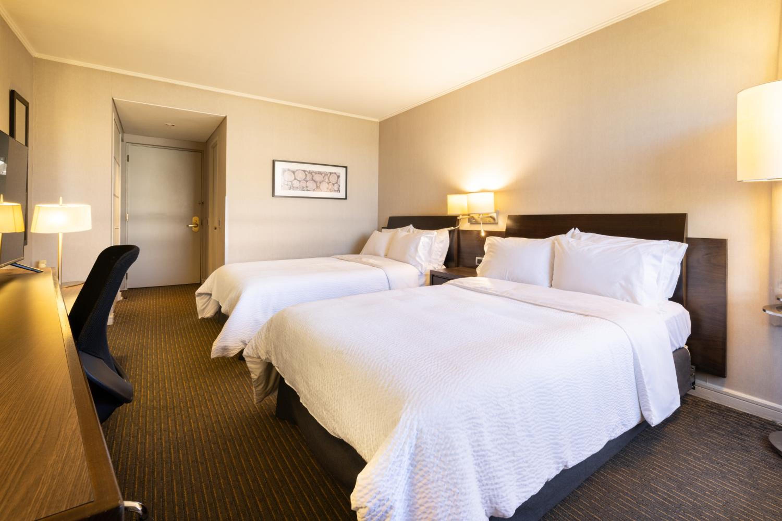 Standard Room with Two Queen Beds - Photo 6