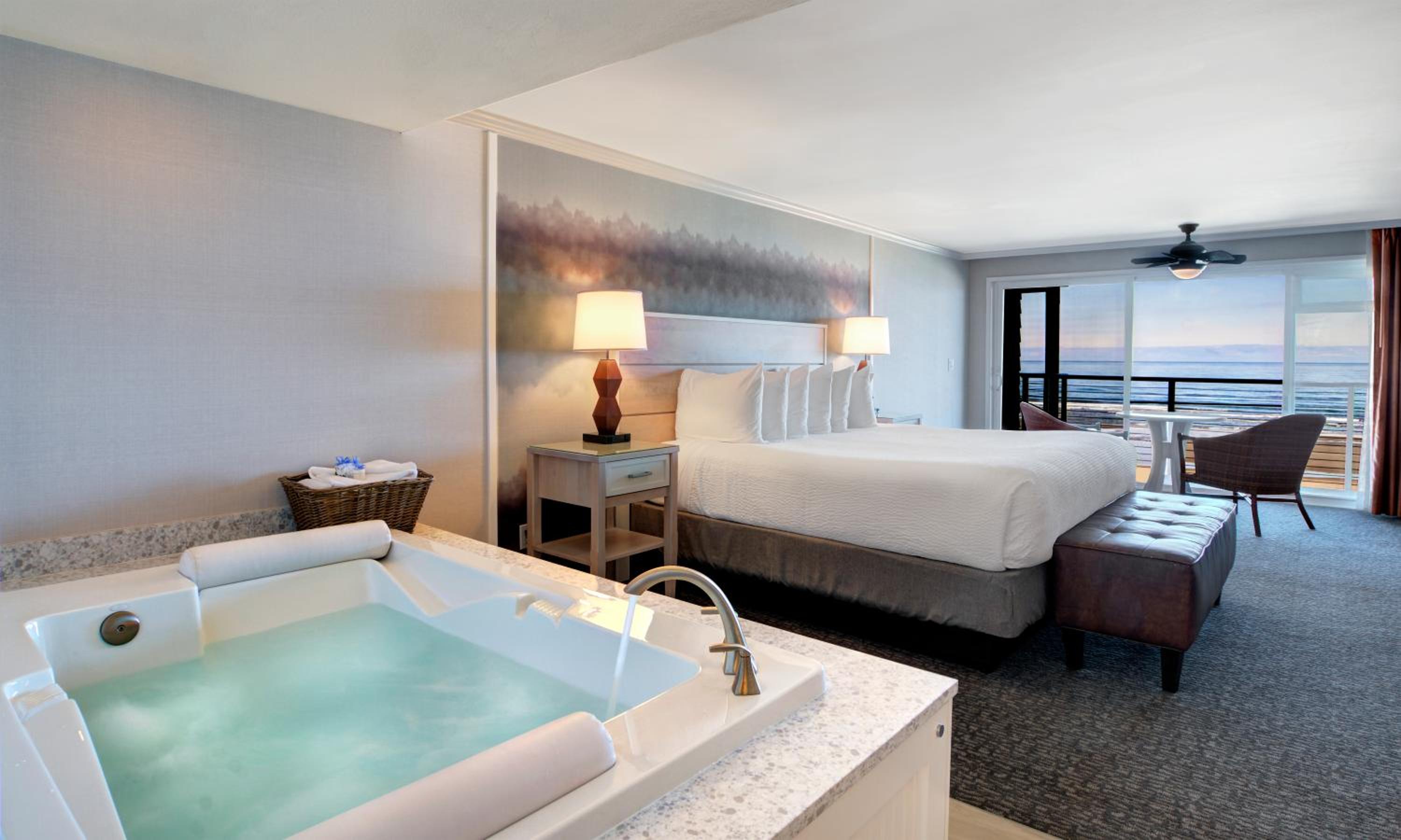 Oceanfront King Spa Non Pet photo 2