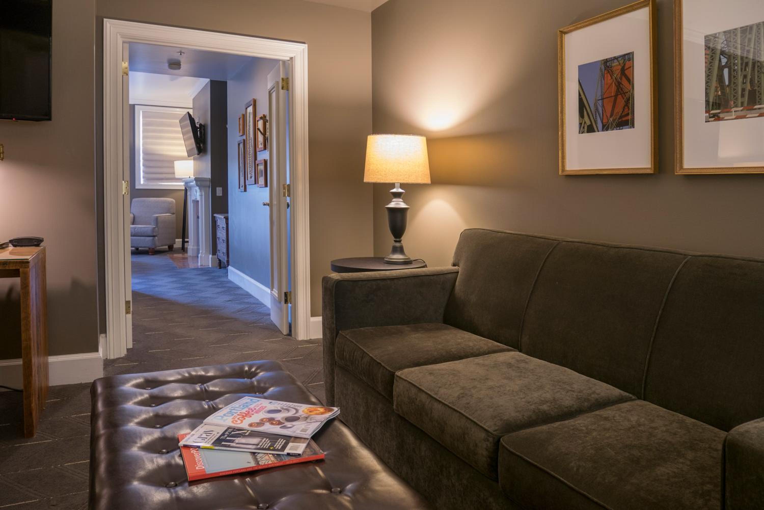 Bridgetown Parlor Suite King photo 3