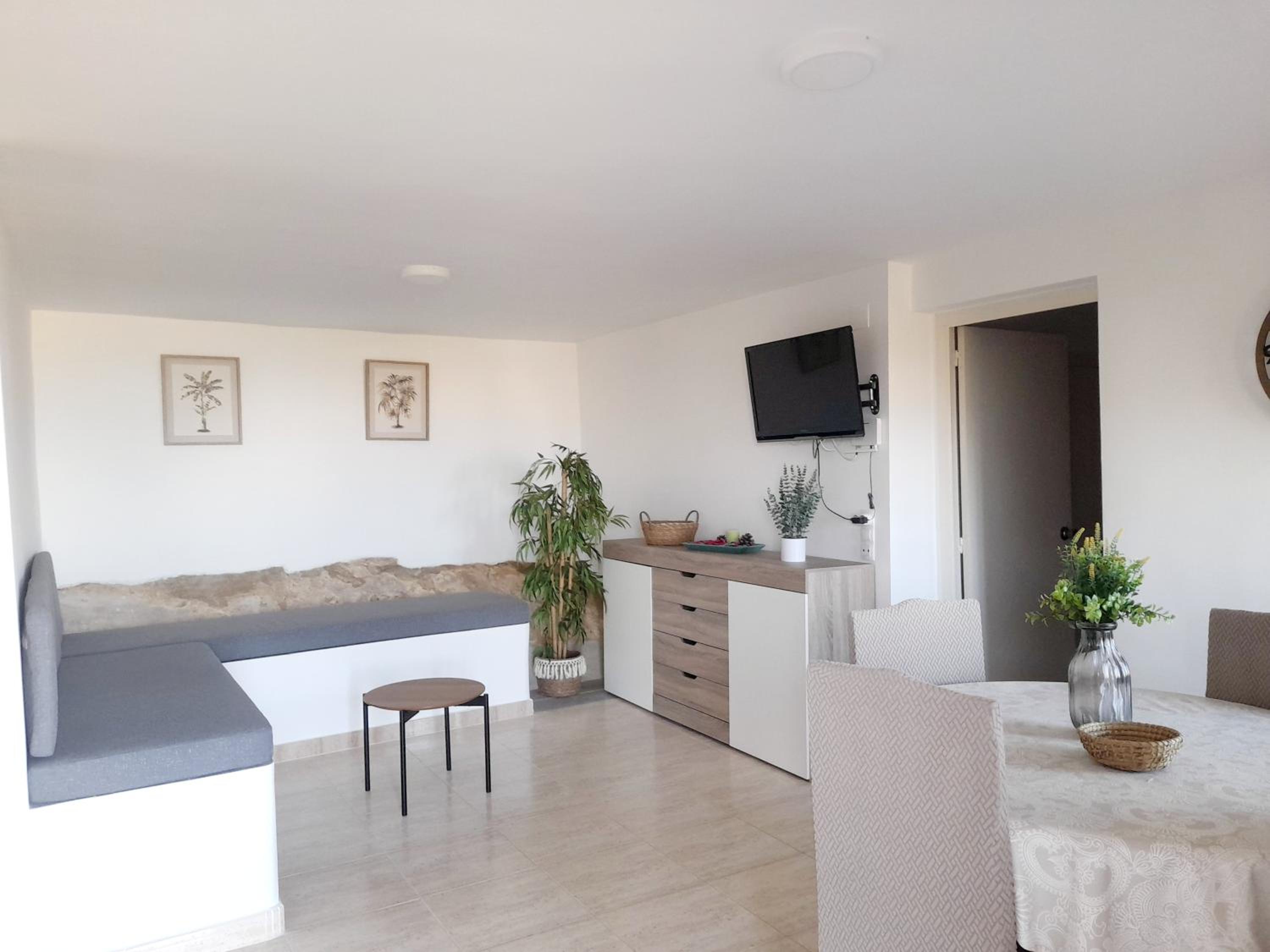 Apartamento de dos habitaciones con terraza y vista al mar