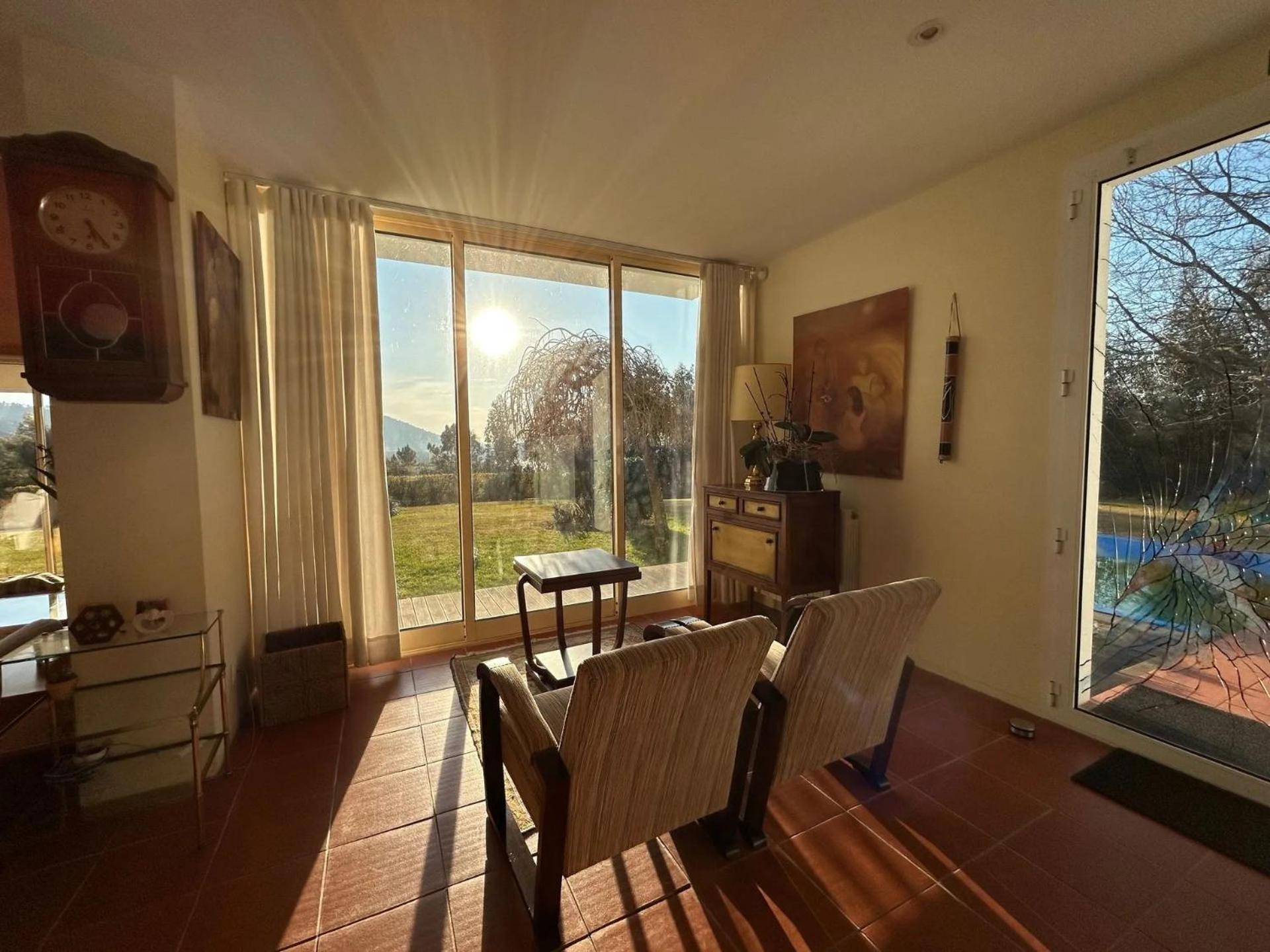 Six-Bedroom House photo 2