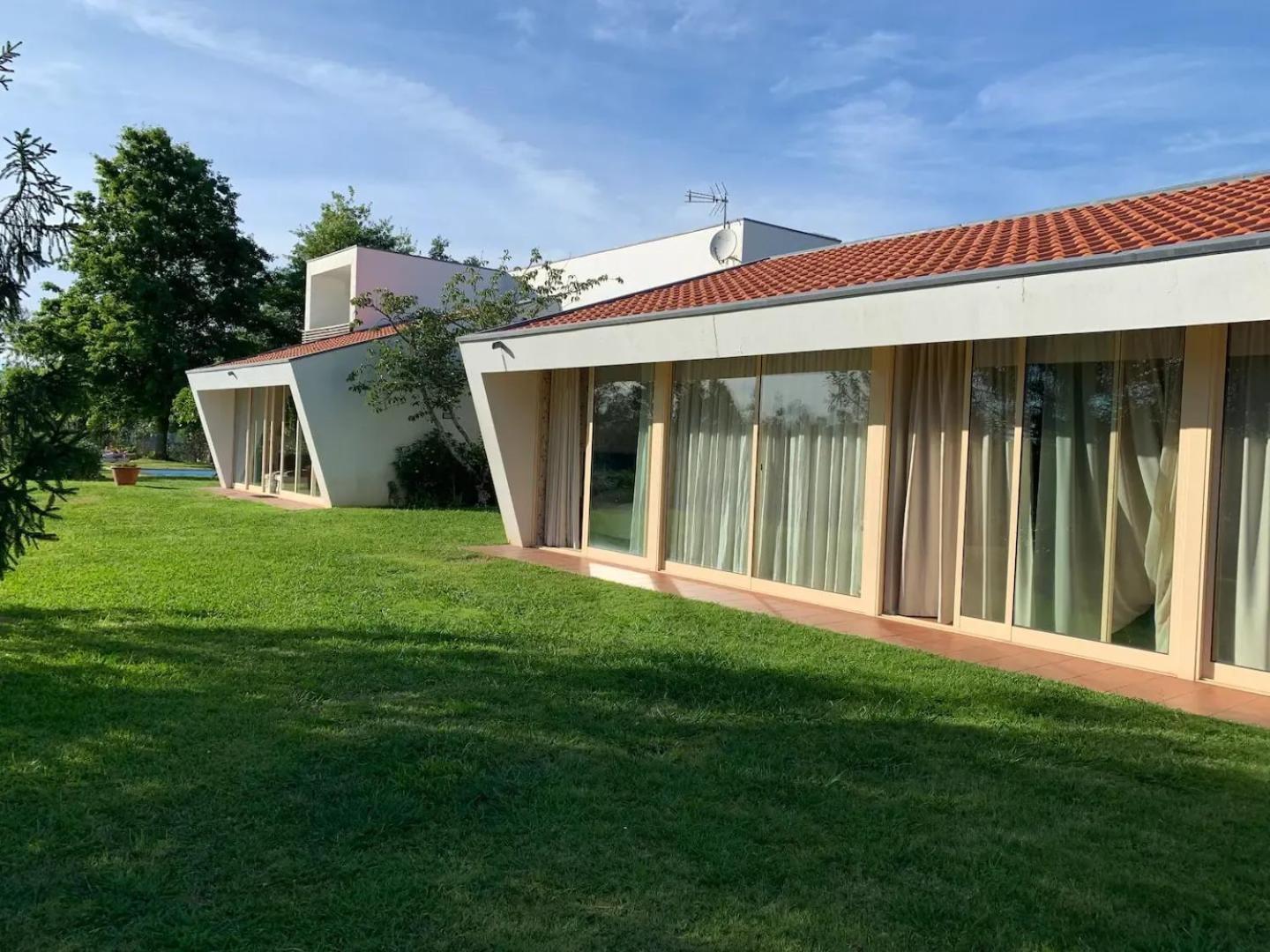 Six-Bedroom House photo 3