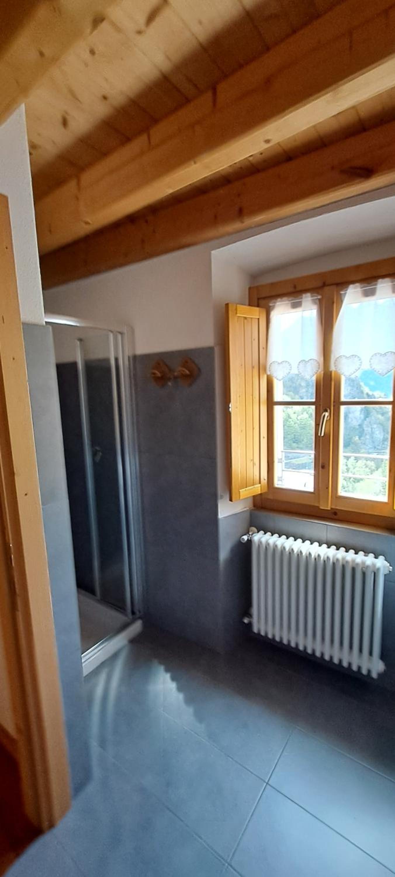 One-Bedroom Apartment with Balcony and Mountain View   photo 2