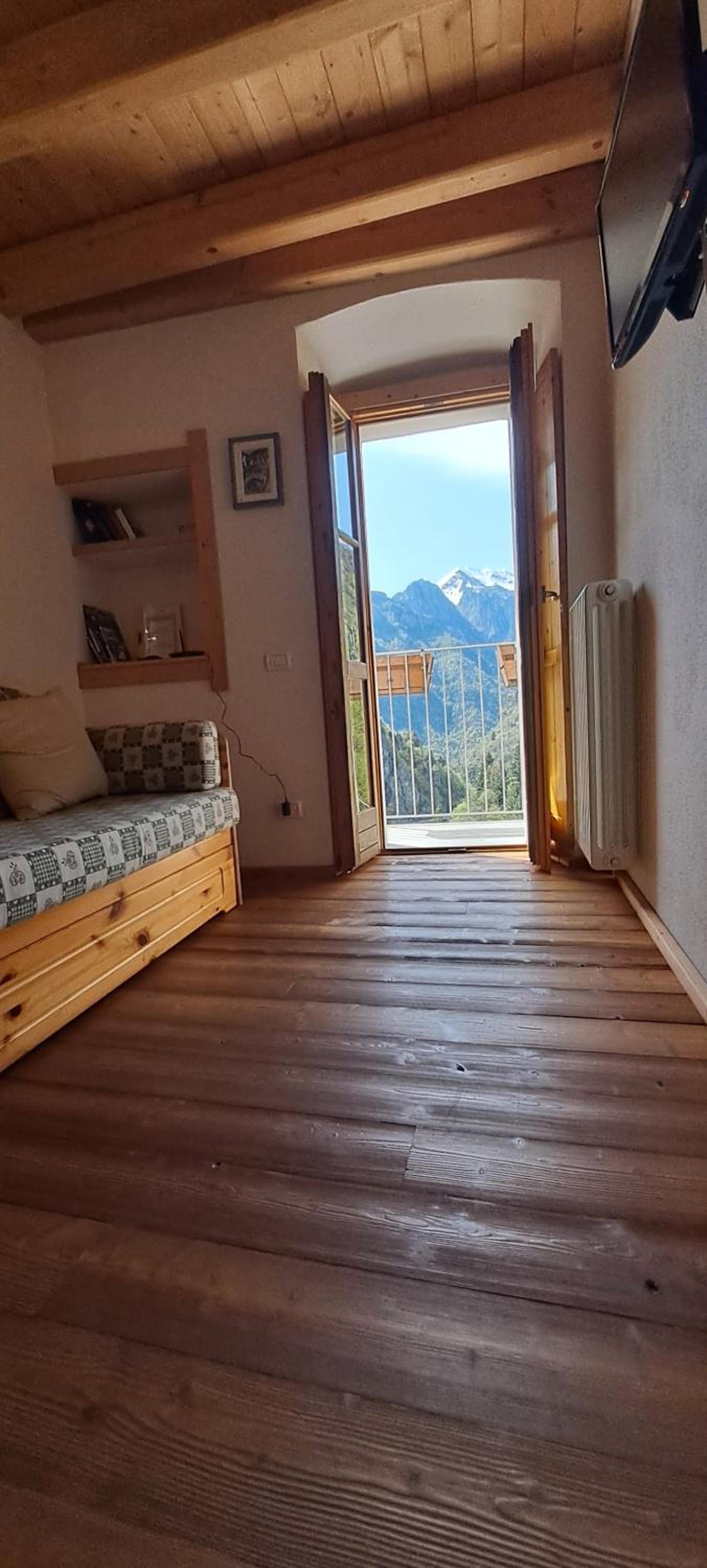 One-Bedroom Apartment with Balcony and Mountain View   photo 1