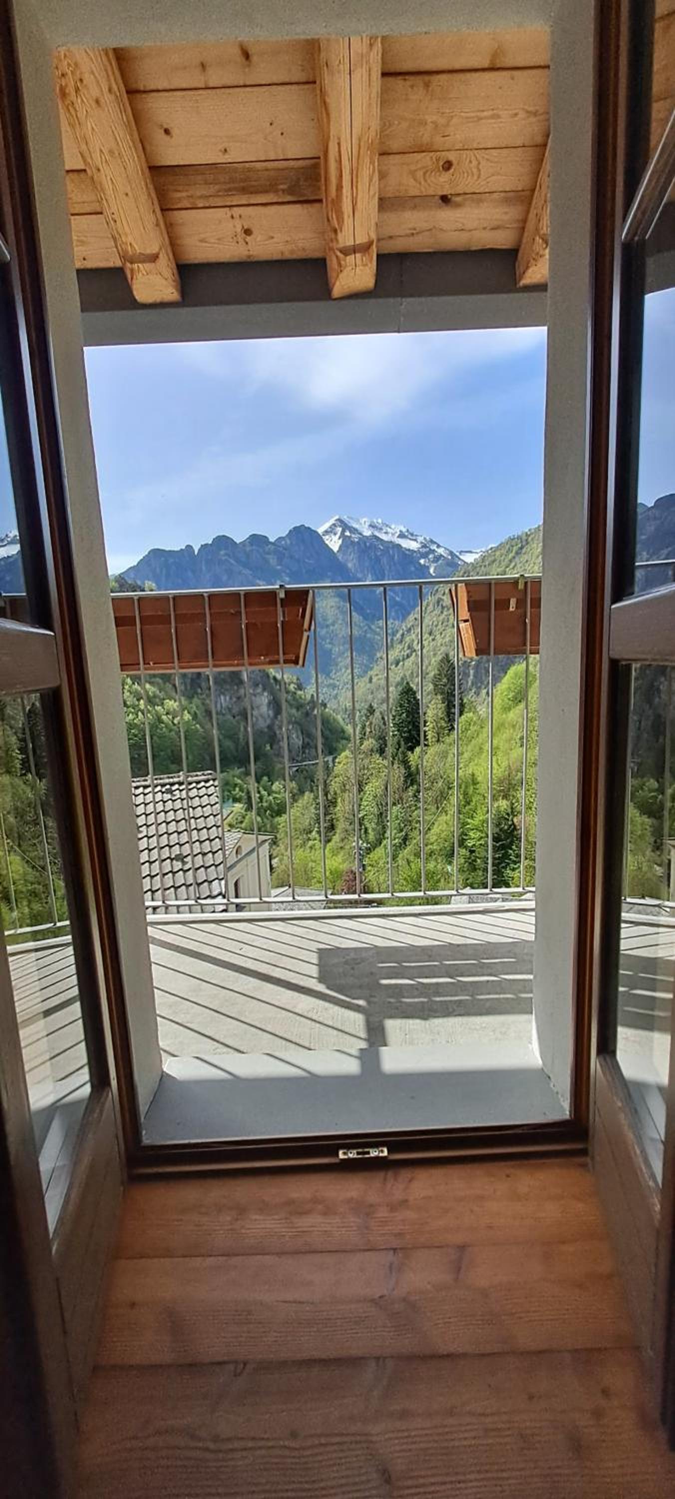 One-Bedroom Apartment with Balcony and Mountain View photo 2
