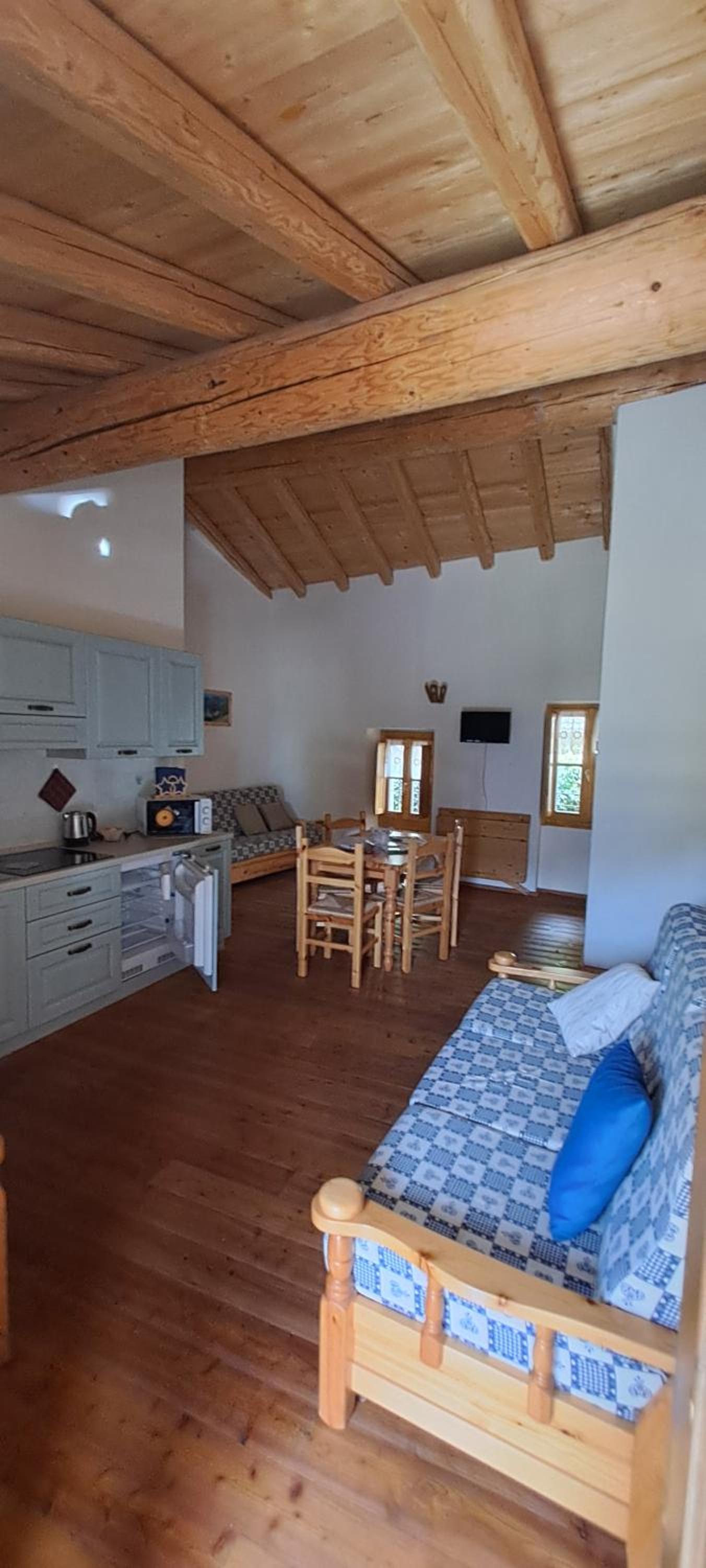 One-Bedroom Apartment with Balcony and Mountain View   photo 1
