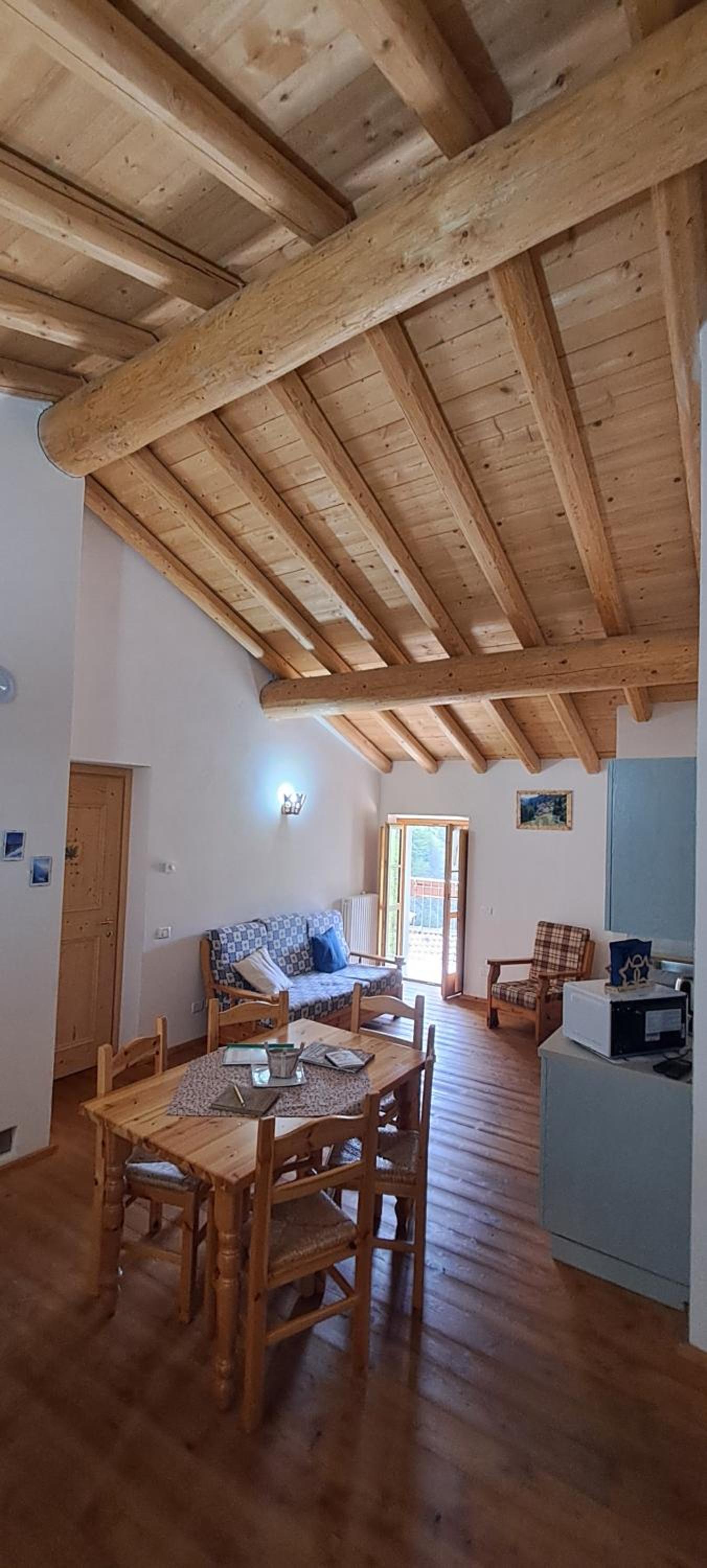 One-Bedroom Apartment with Balcony and Mountain View   photo 3