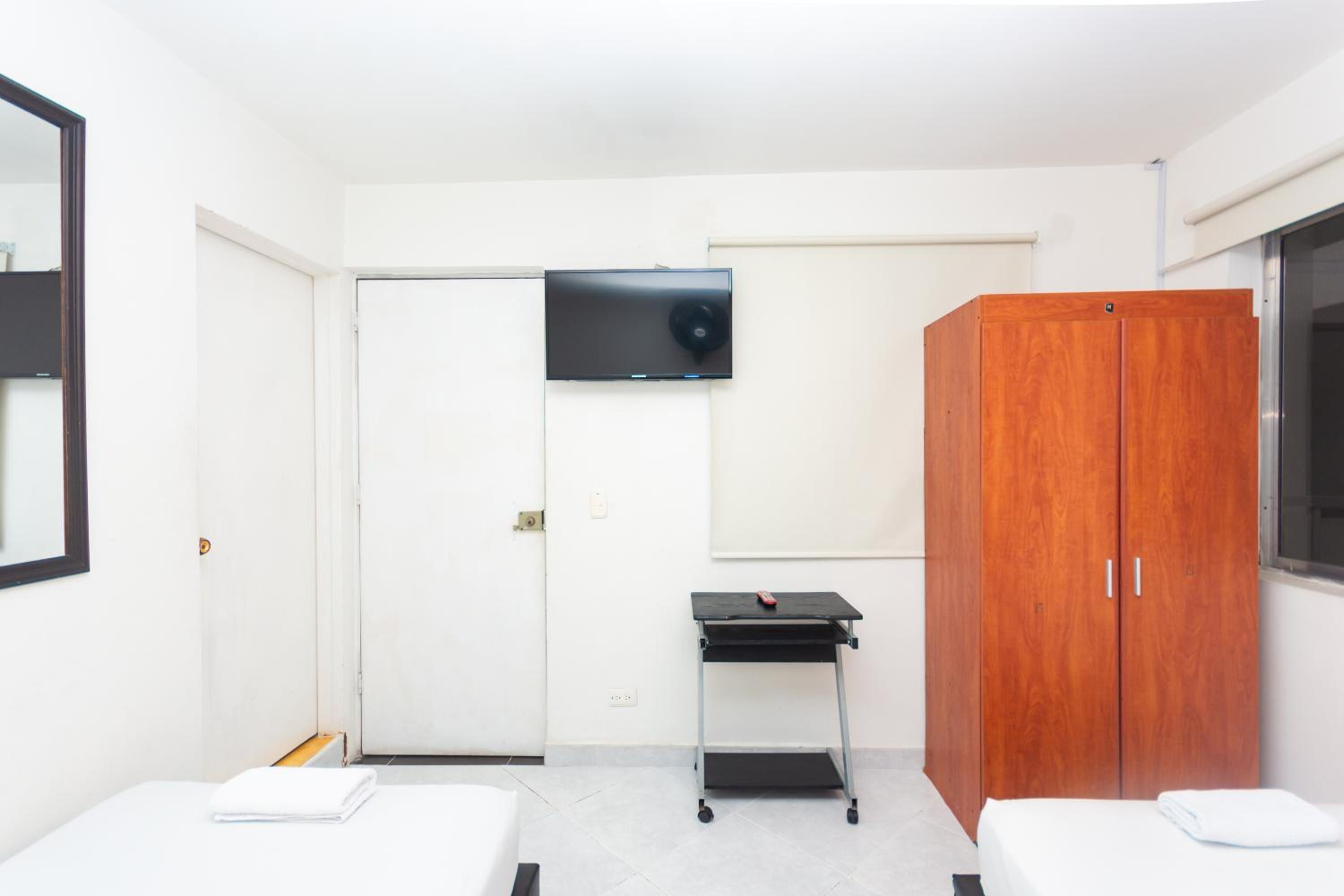 Standard Twin Room - Photo 2