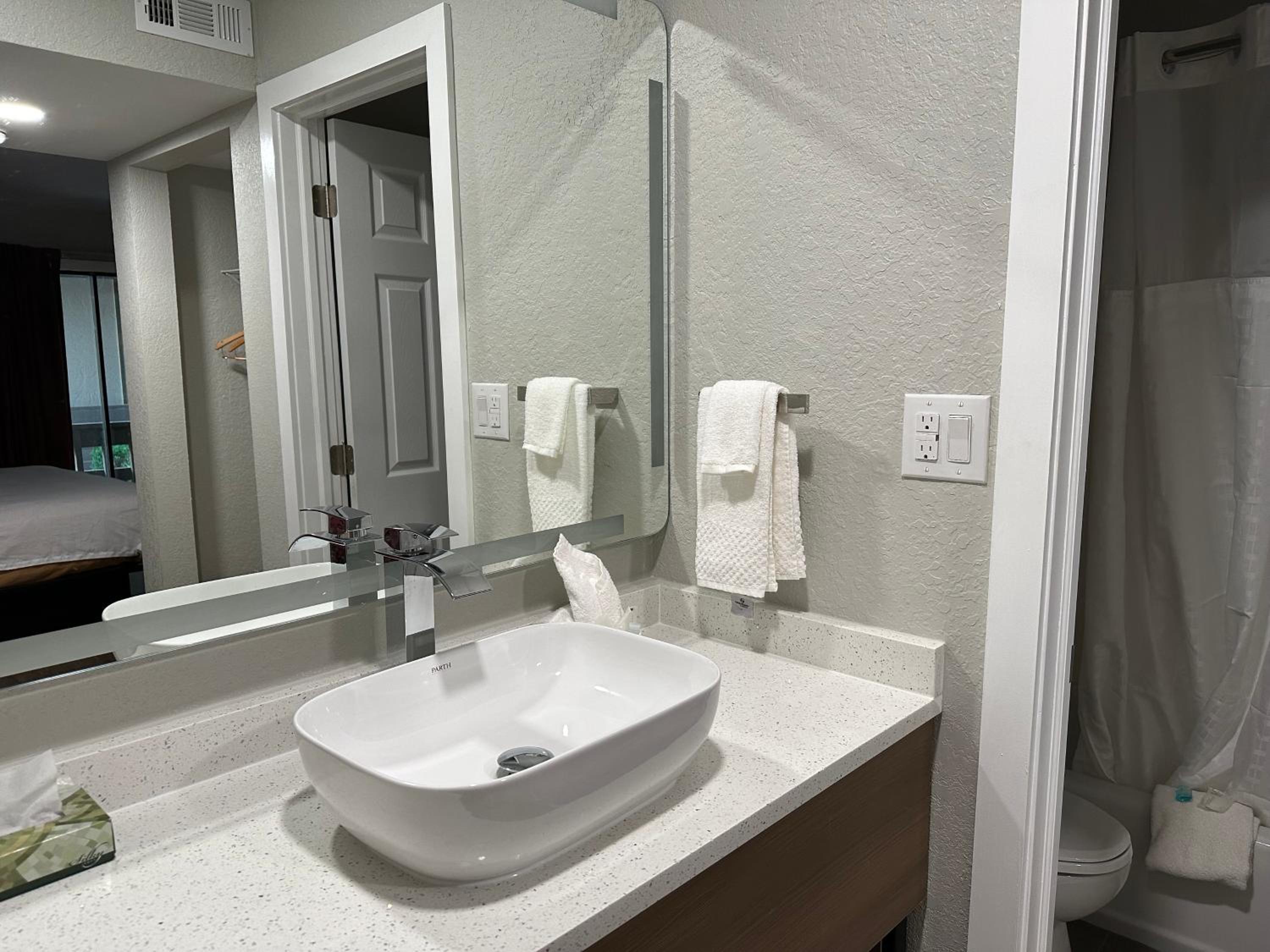 Deluxe  Suite. 2 King Beds and Sofa Bed, Top Floor/ Non Smoking - Photo 7