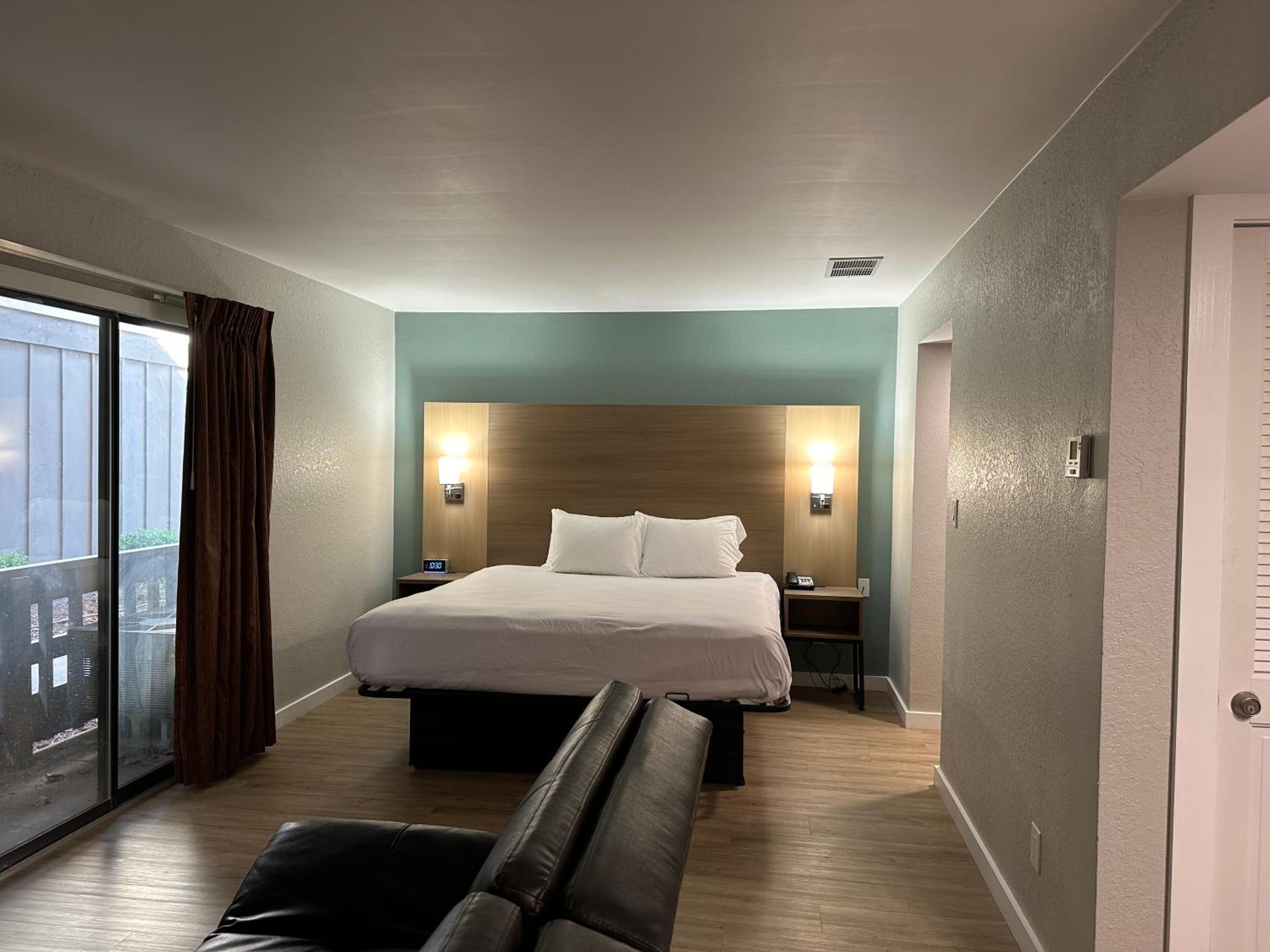 King Suite/ Non Smoking - Photo 5