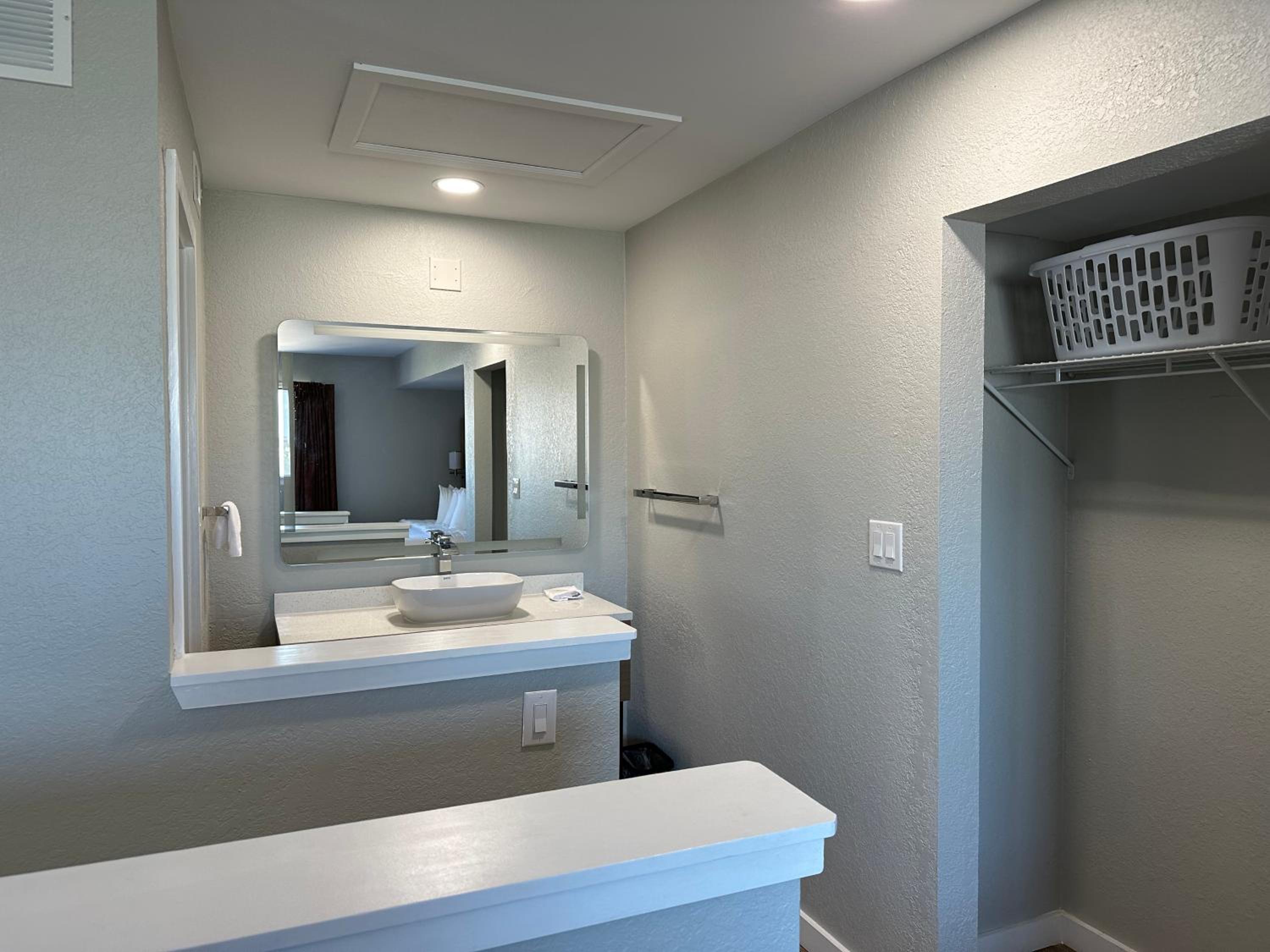 Deluxe  Suite. 2 King Beds and Sofa Bed, Top Floor/ Non Smoking - Photo 8