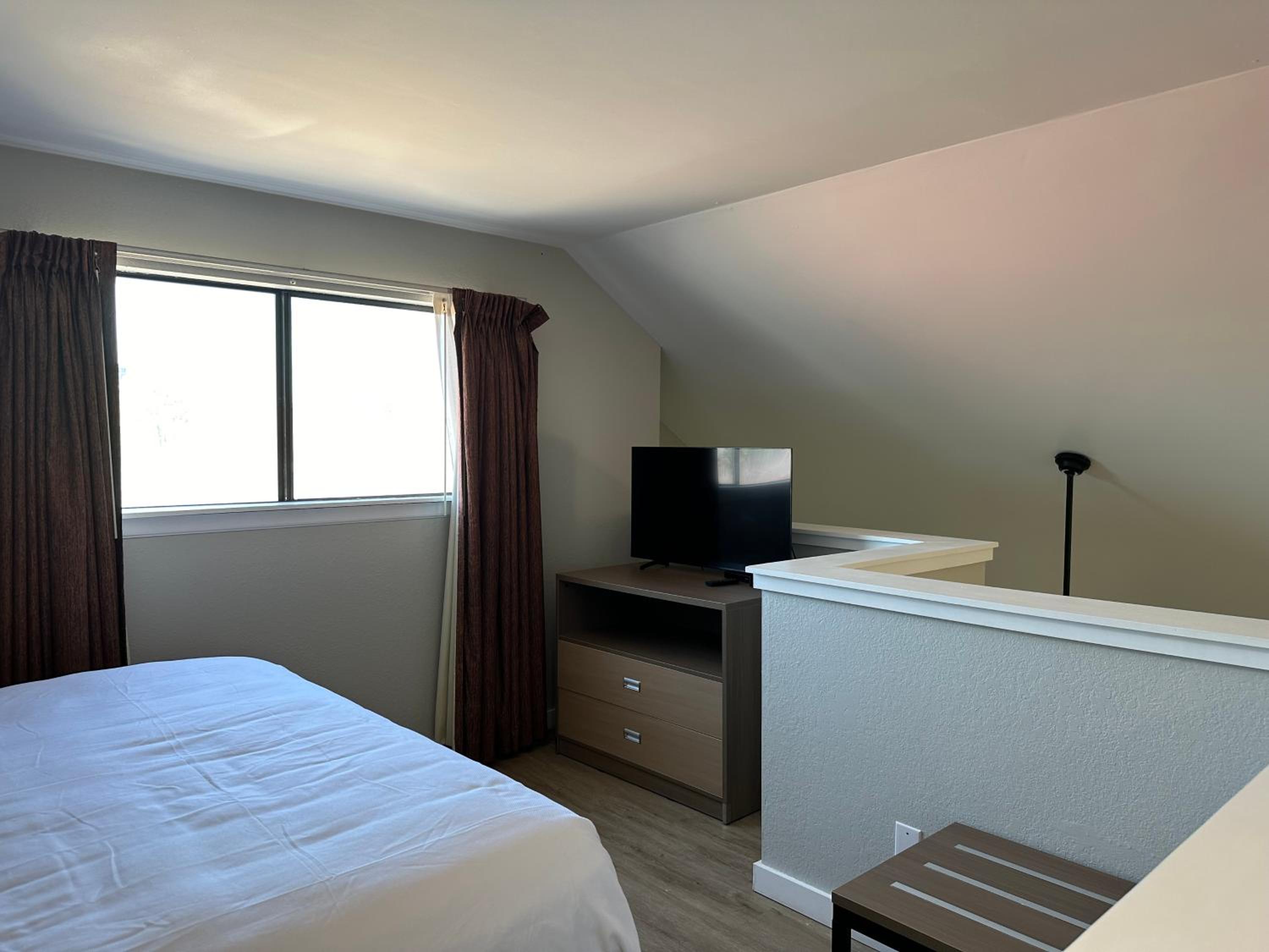 Deluxe  Suite. 2 King Beds and Sofa Bed, Top Floor/ Non Smoking - Photo 1