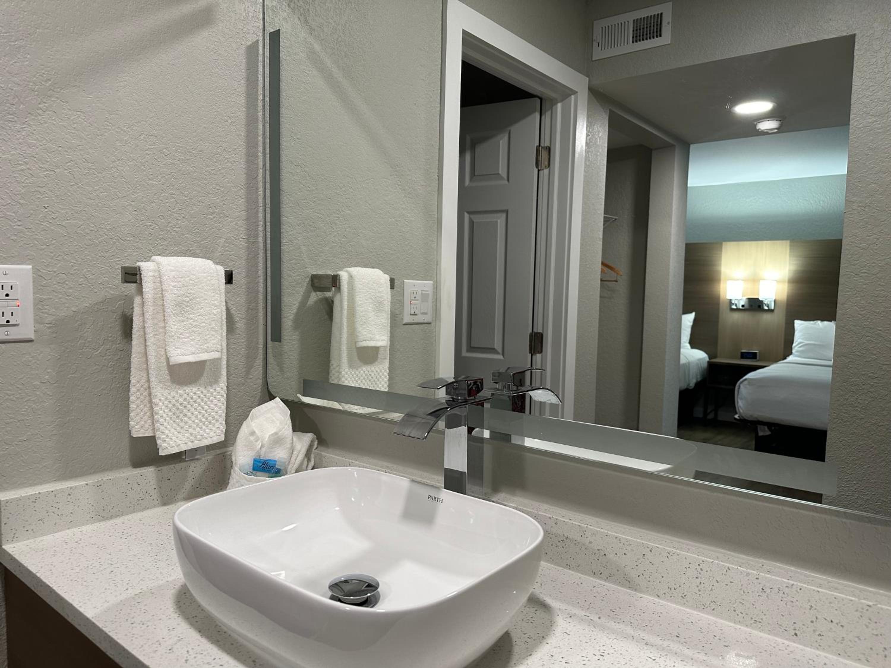 Suite, 2 Double Beds/ Non Smoking - Photo 9