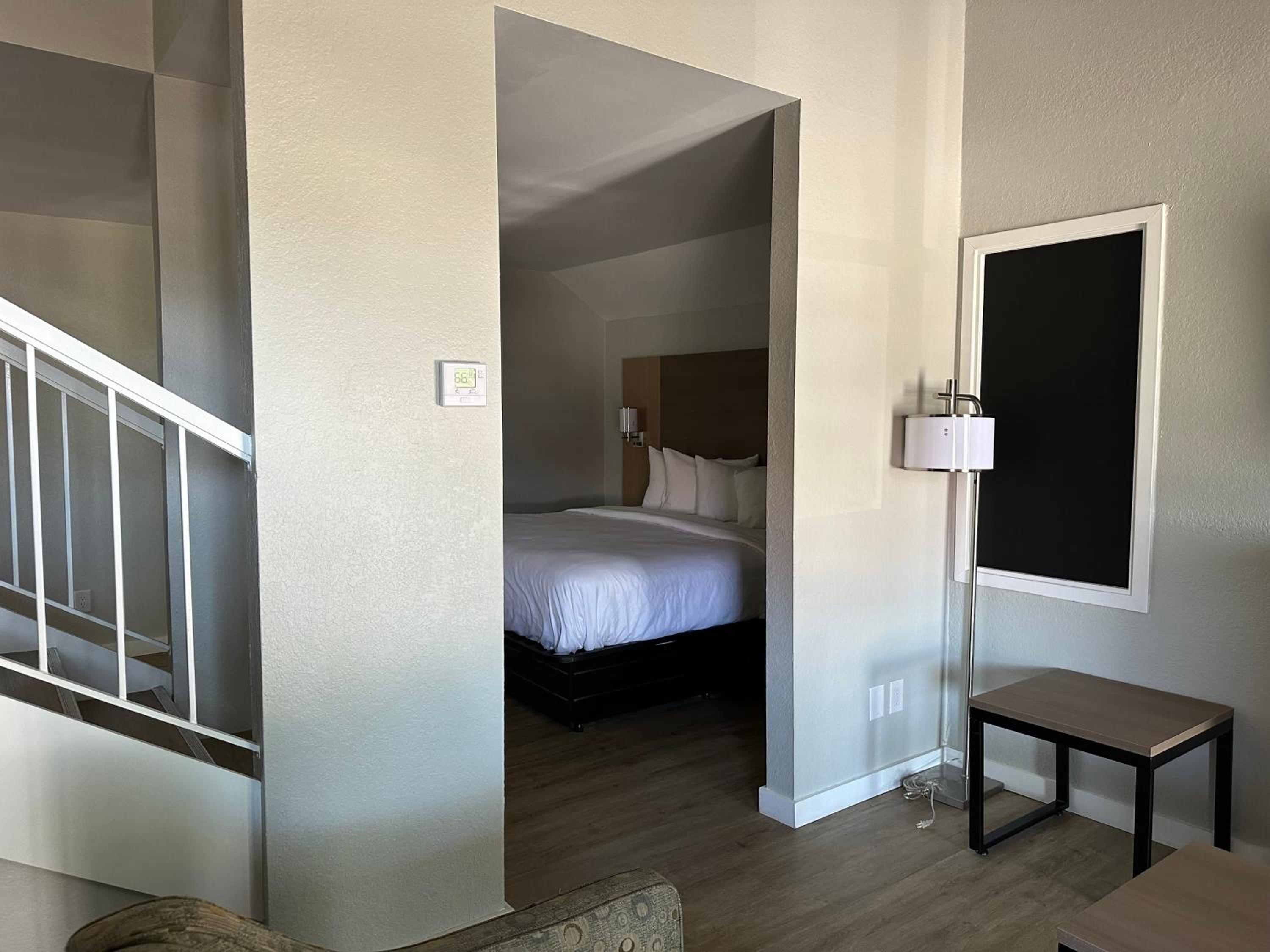 Deluxe  Suite. 2 King Beds and Sofa Bed, Top Floor/ Non Smoking - Photo 4