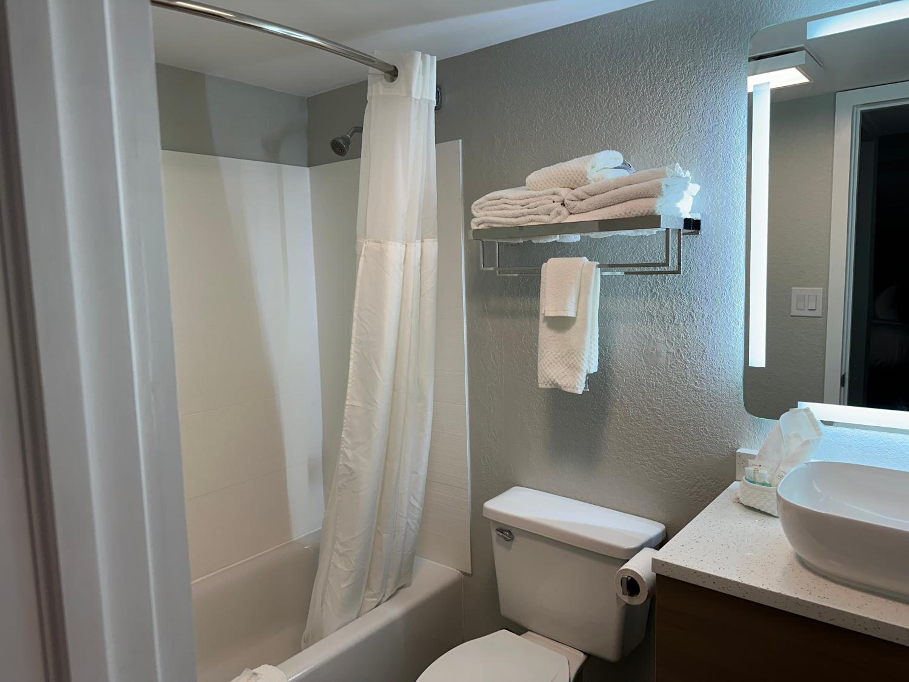 Deluxe  Suite. 2 King Beds and Sofa Bed, Top Floor/ Non Smoking - Photo 2