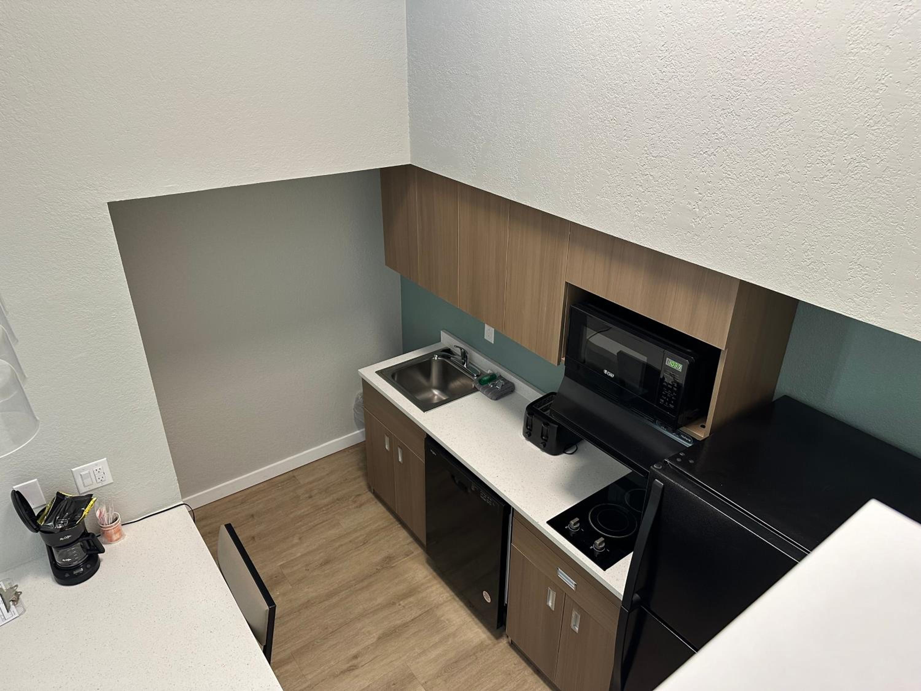 Deluxe  Suite. 2 King Beds and Sofa Bed, Top Floor/ Non Smoking - Photo 11