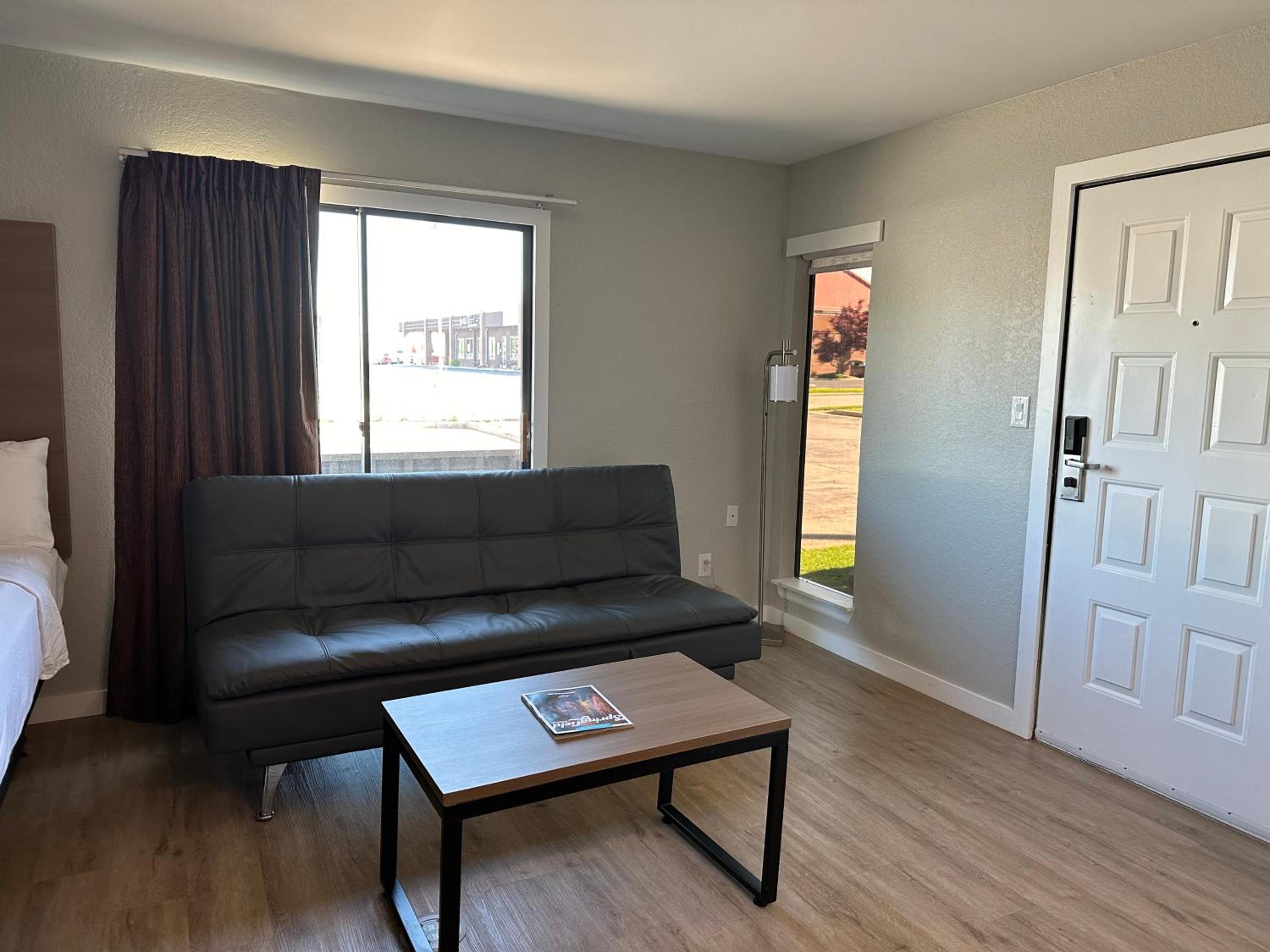 King Suite/ Non Smoking - Photo 2