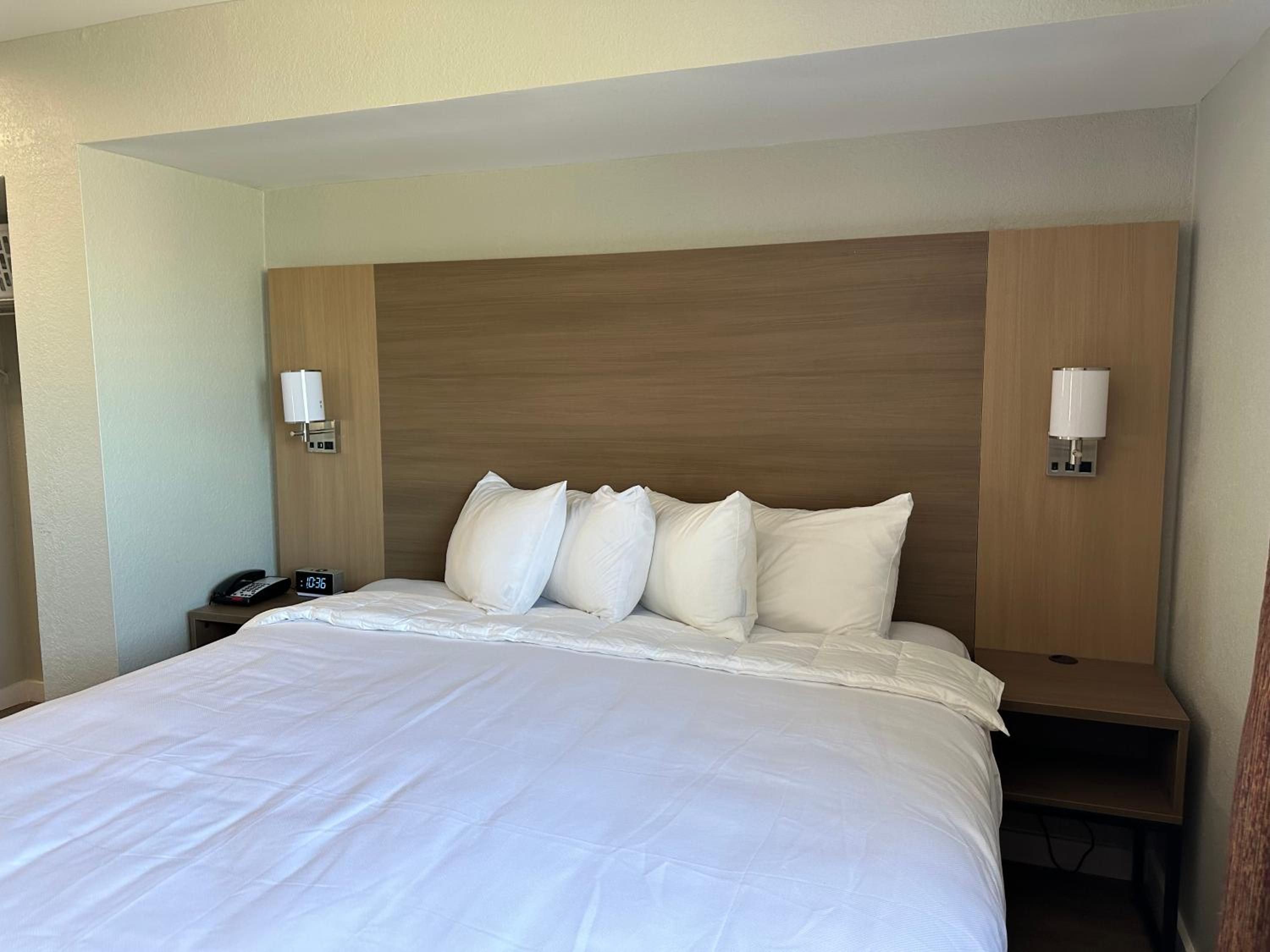 King Suite/ Non Smoking - Photo 10