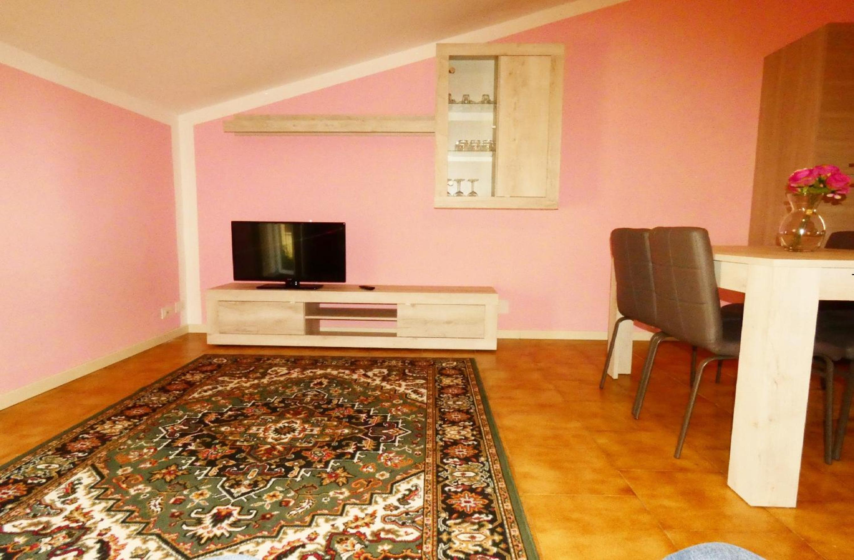 One-Bedroom Apartment with Lake View - Photo 7