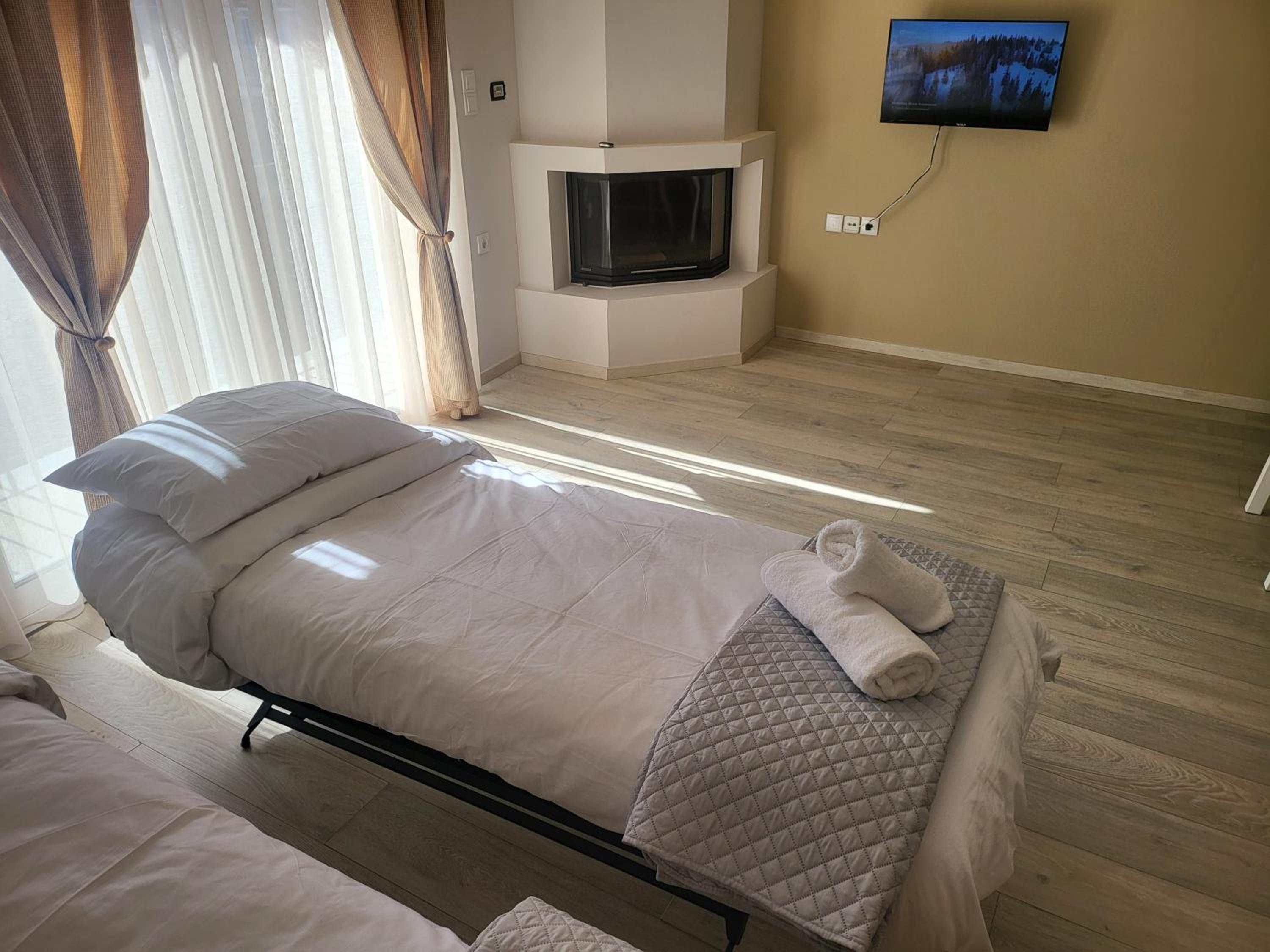 Deluxe One-Bedroom Apartment with City View photo 3