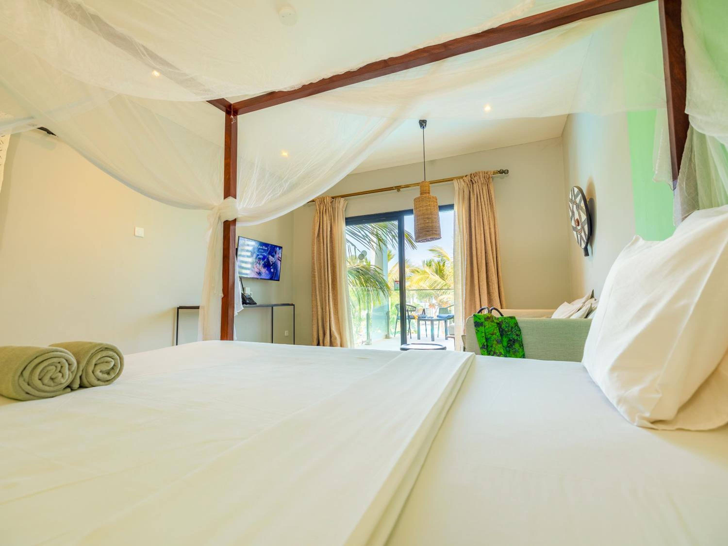 Double Room with Pool View - Photo 6
