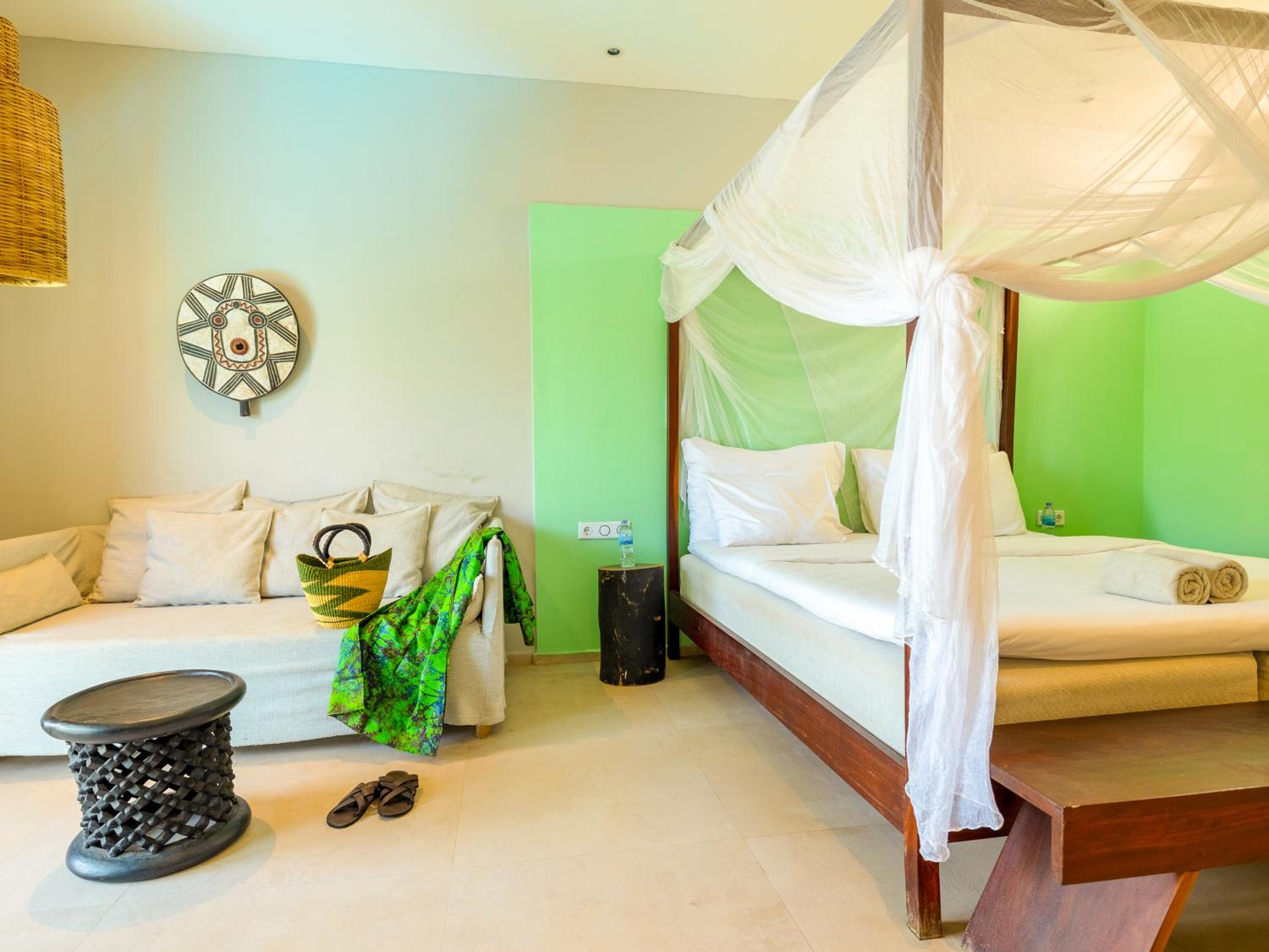 Double Room with Pool View - Photo 9