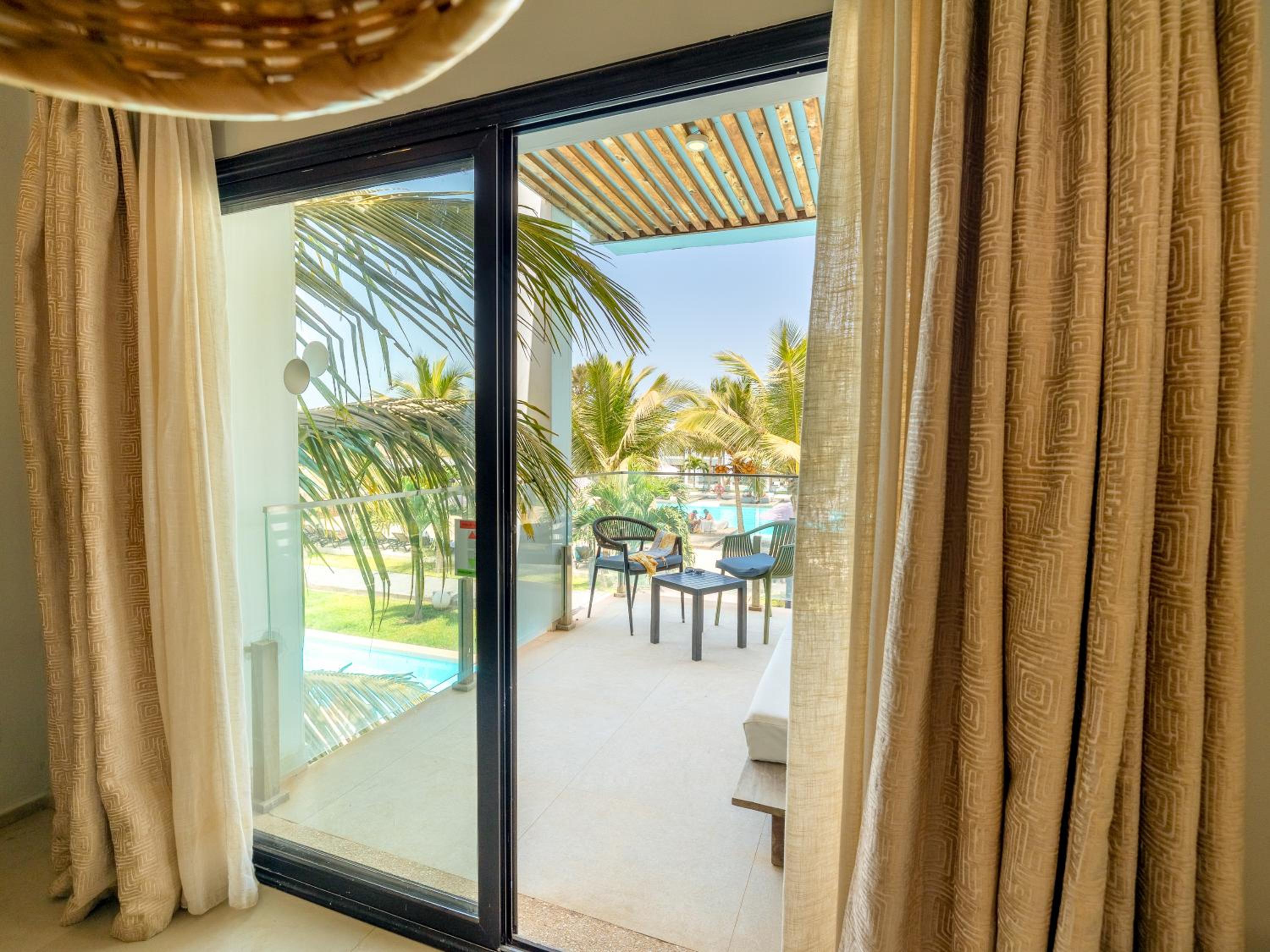 Double Room with Pool View - Photo 10