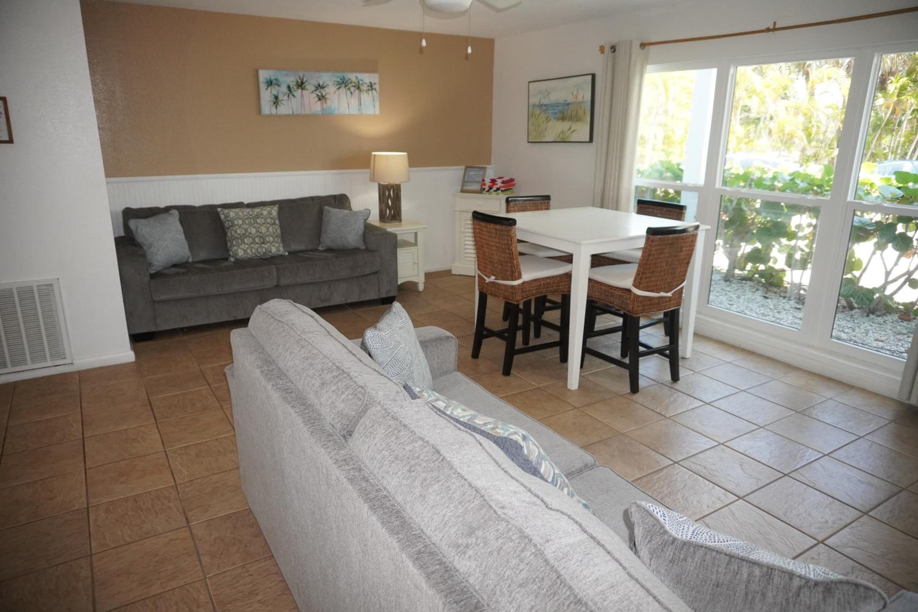 Deluxe Queen Suite With Full Kitchen - Non Smoking photo 3
